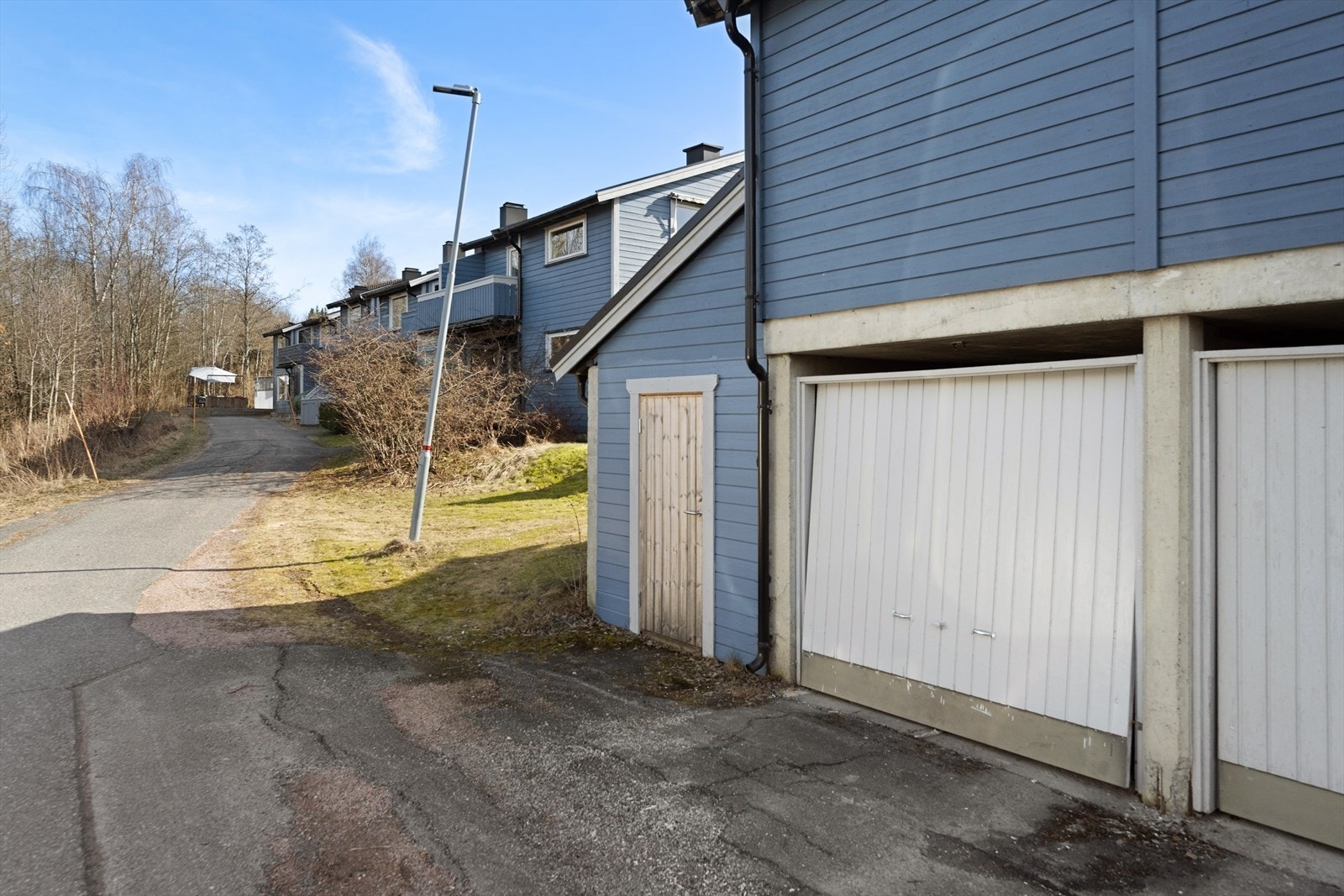 Leiligheten disponerer garasjeplass på naboeiendommen tilhørende velforeningen. Det er montert ladestasjon i garasjen. Galleribilde