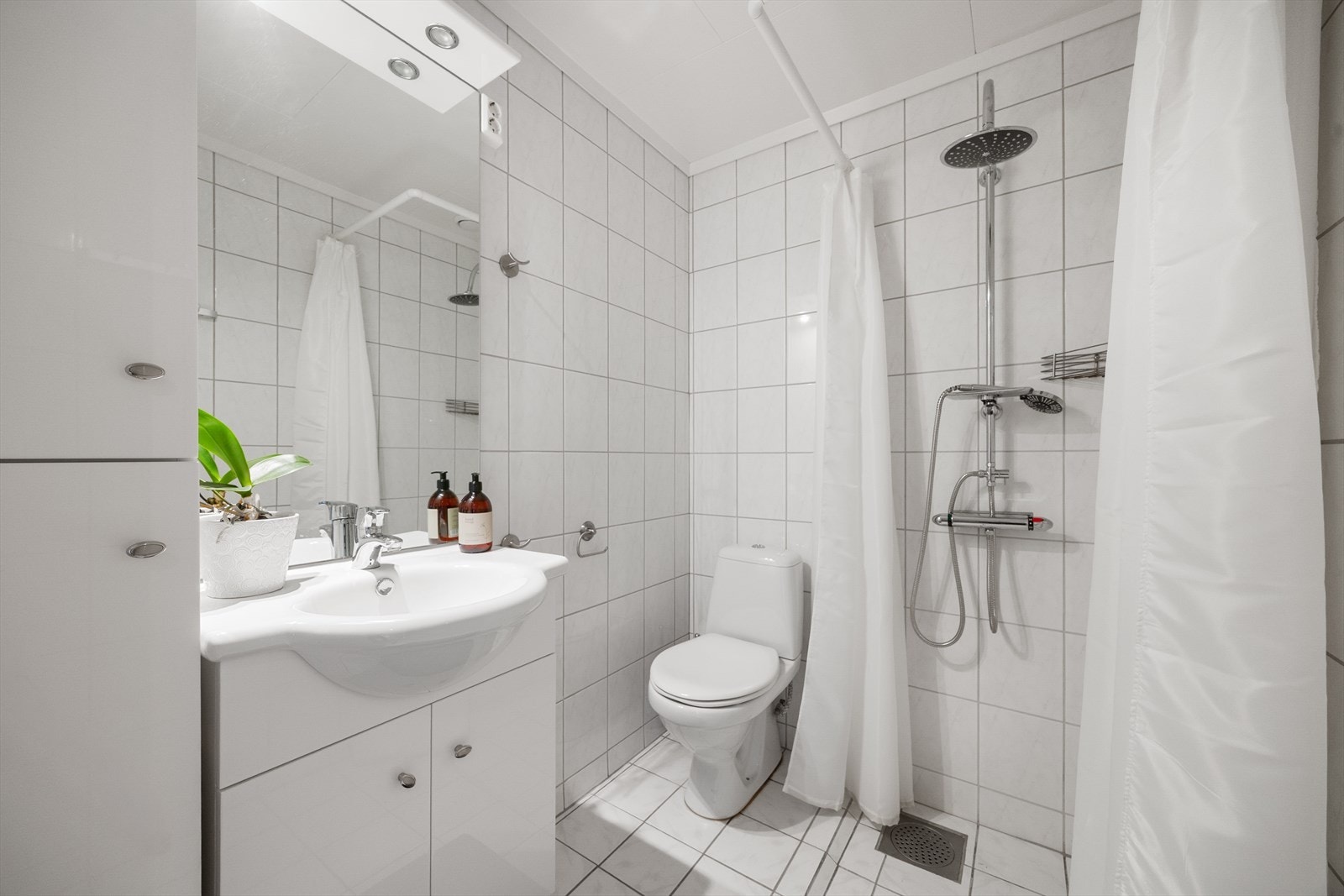 Det andre badet er fra 2008. Badet innehar toalett, dusjnisje og baderomsinnredning med tilhørende høyskap. Galleribilde