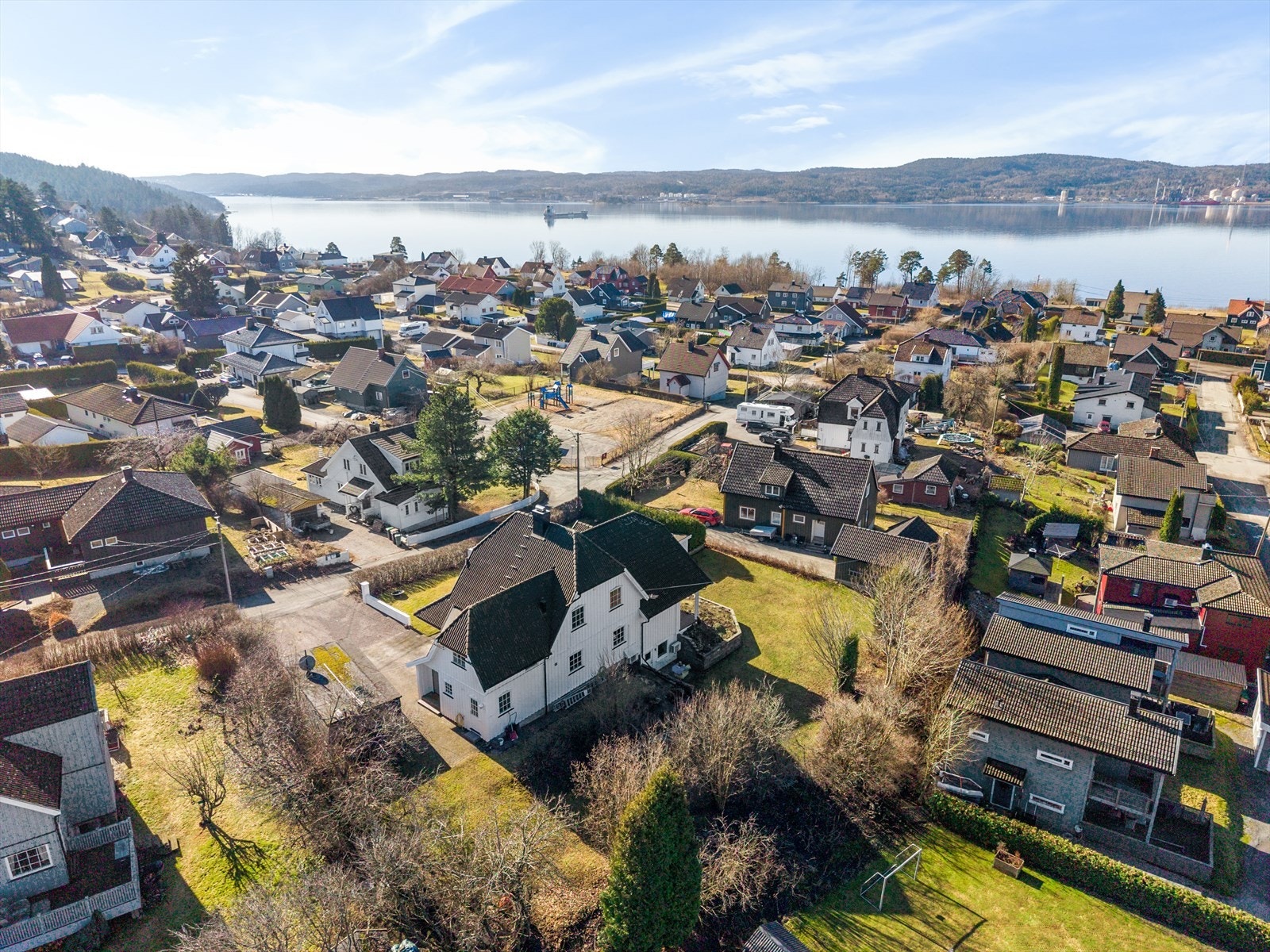 Eiendommen ligger tilbaketrukket, usjenert og solrikt til på stedet "Grønstein" i et attraktivt og barnevennlig boligområde på Herøya. Galleribilde
