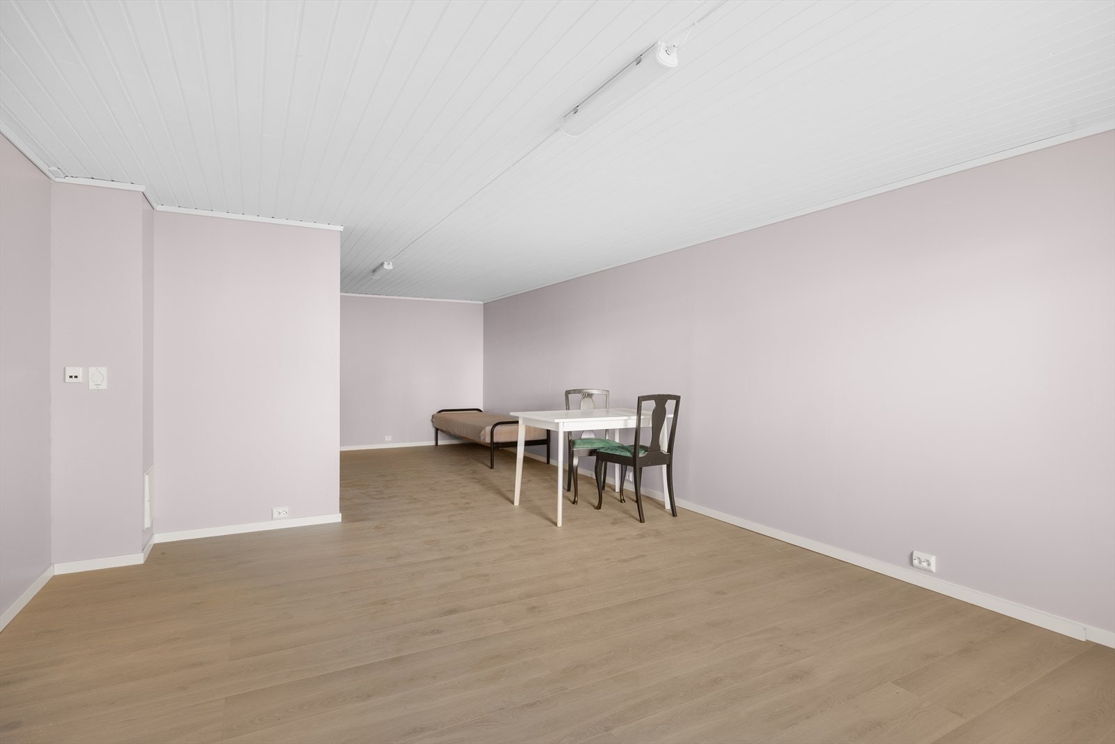 Selger har påbegynt etablering av hybel, men arbeidet er ikke fullført og heller ikke søkt/godkjent hos kommunen. Galleribilde