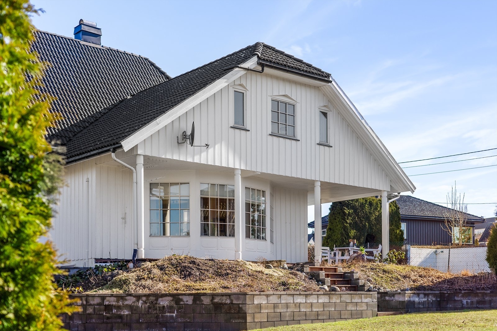Tomten er meget pent opparbeidet med plenarealer, variert beplantning, belegningsstein og og forstøtningsmurer, samt store terrasseområder. Galleribilde