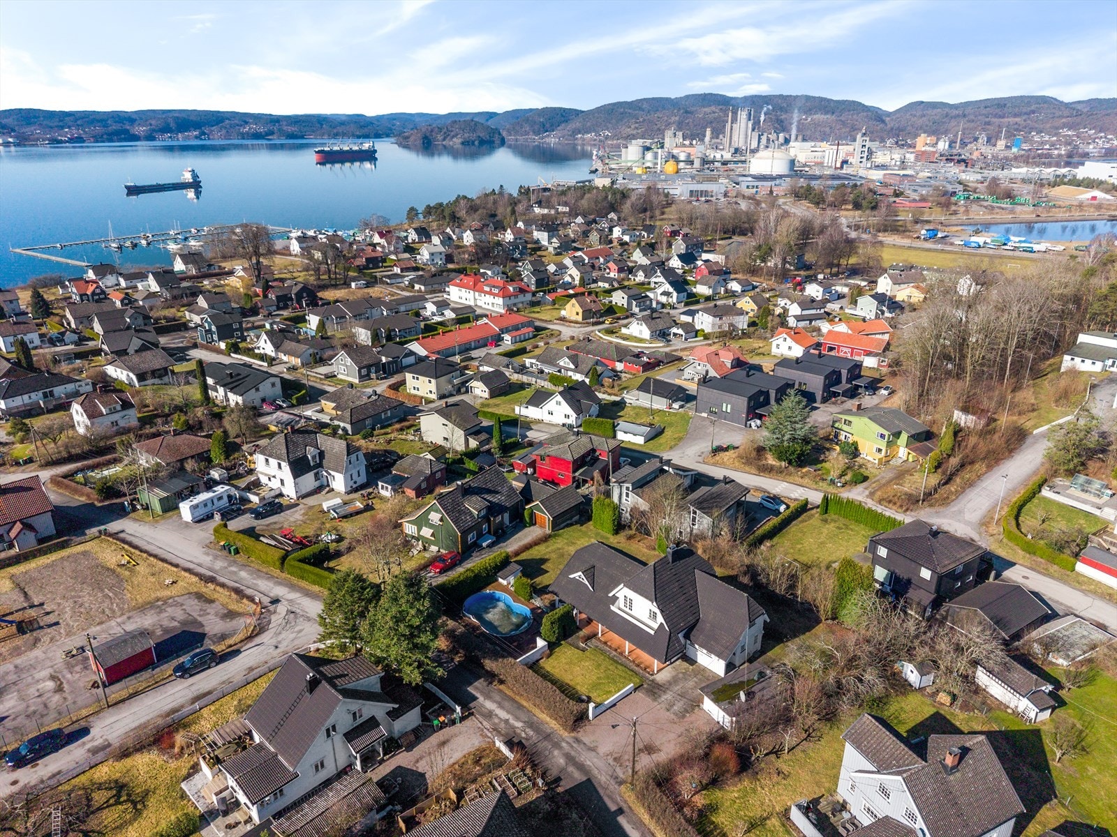 Boligen har nærhet til flere dagligvareforretninger og barnehager, samt er det kort vei til Klevstrand skole med 1.-7. trinn. Galleribilde