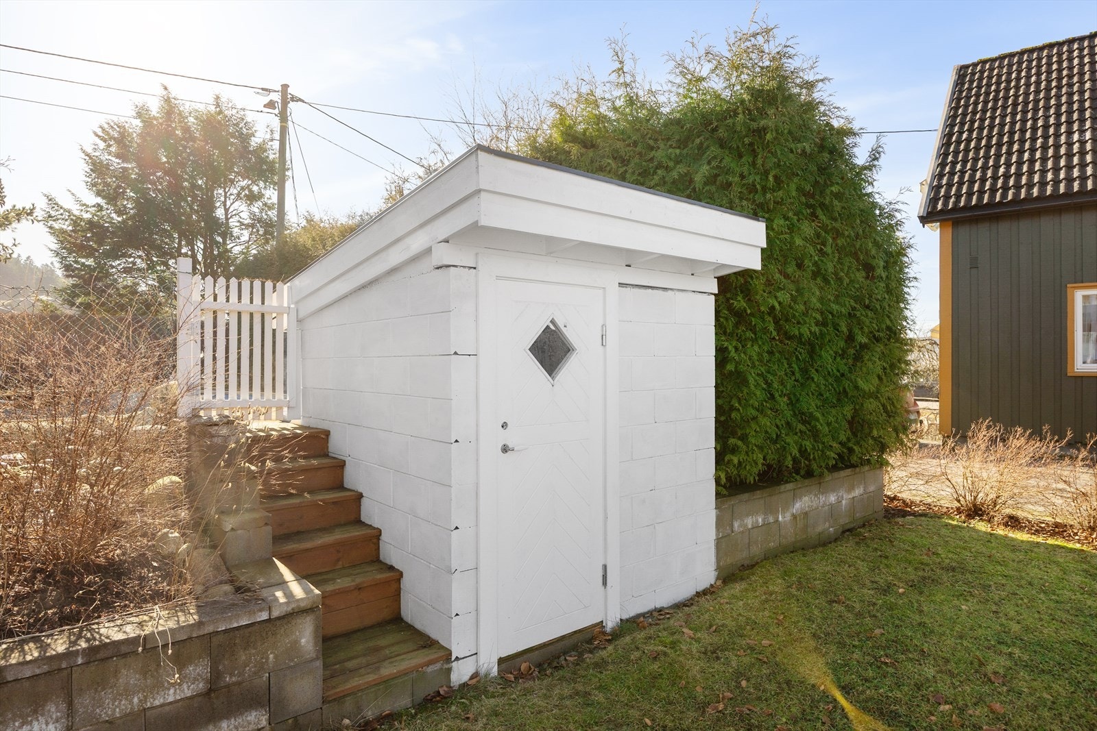 Bassenget må oppgraderes/fornyes. Det er eget teknisk hus til renseanlegget. Terrasseområder med basseng med renseanlegg og redskapsbod er oppført uten at dette er søkt om og uten at eventuell nødvendig godkjennelse er gitt av kommunen. Galleribilde