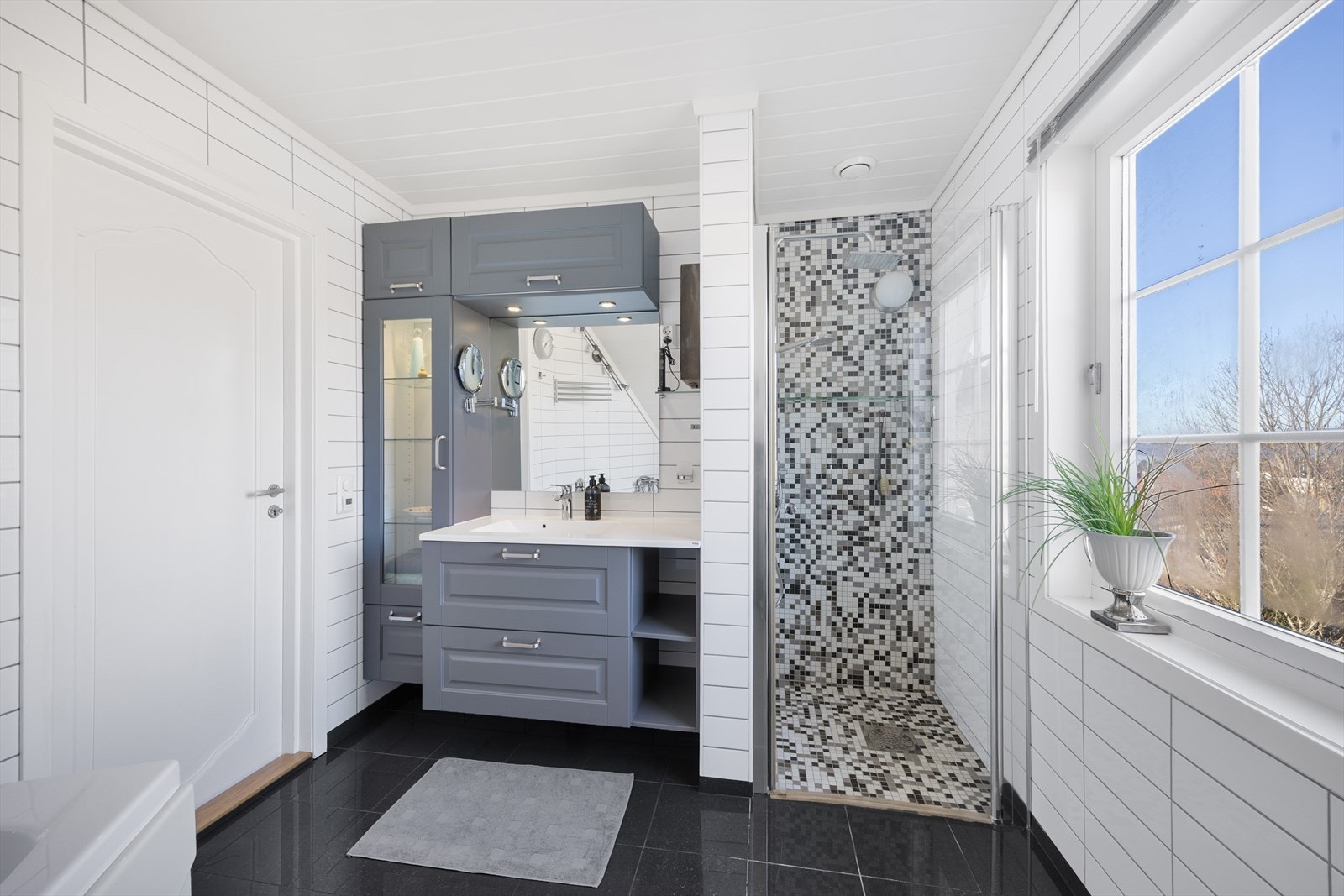Det flotte hovedbadet er fra 2015 og er innredet med veggmontert toalett, badekar, dusjhjørne og flott servantinnredning med skuffer, skap og speil. Galleribilde
