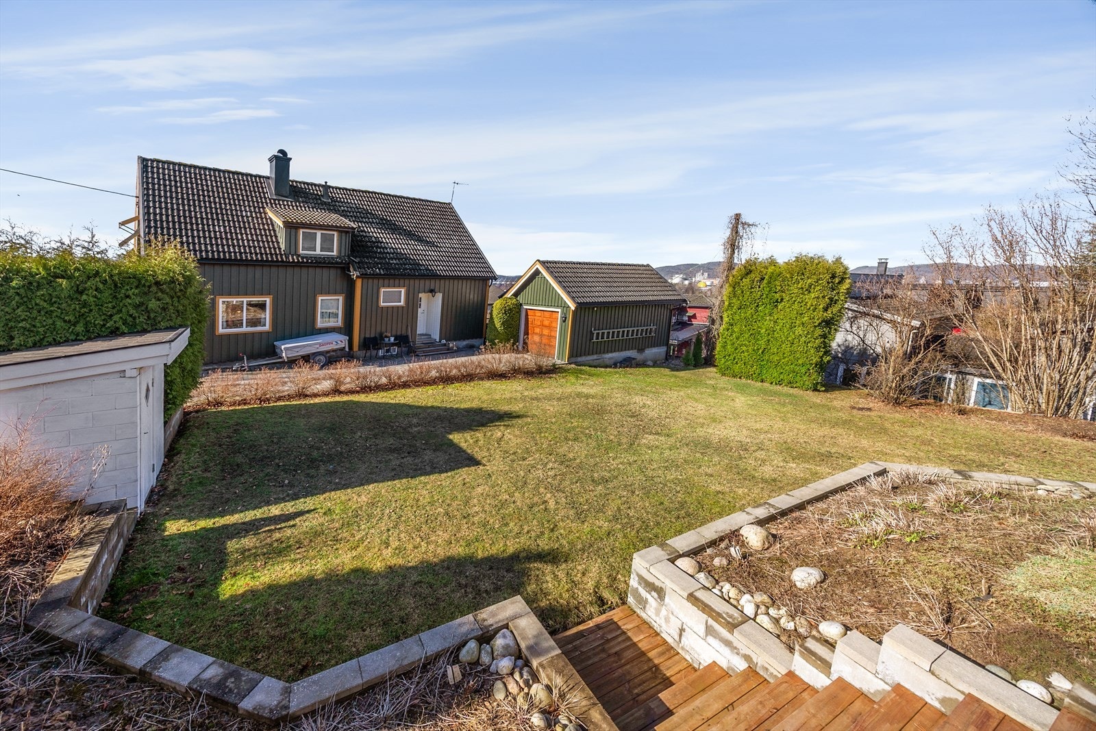 Boligen har hageområder på flere sider, med god boltreplass for store og små. Perfekt for lek og aktiviteter, og for hageselskap. Galleribilde