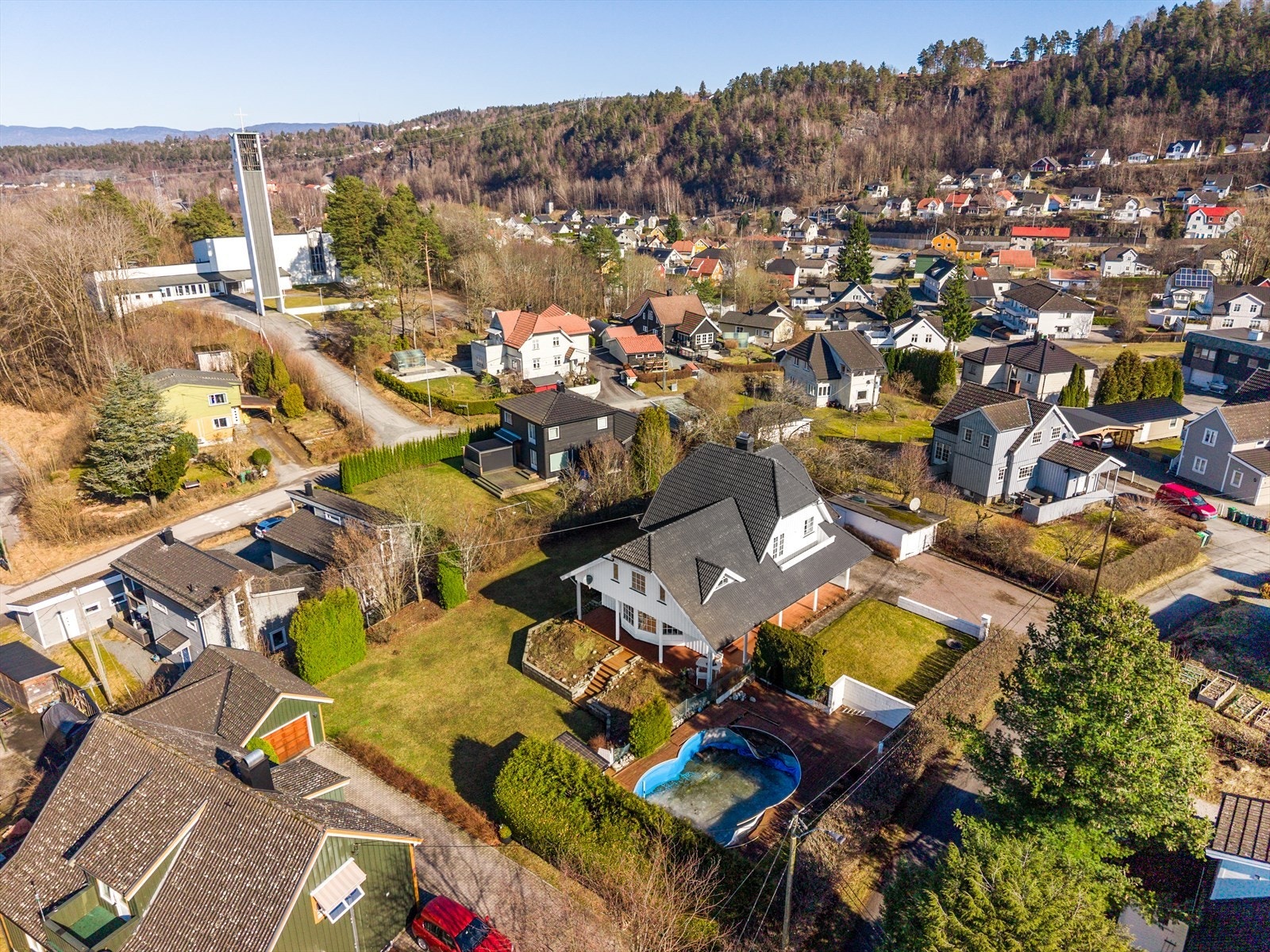 Boligen er oppført på en romslig og meget pent opparbeidet tomt med flotte, solrike uteområder. En eiendom som må oppleves! Galleribilde