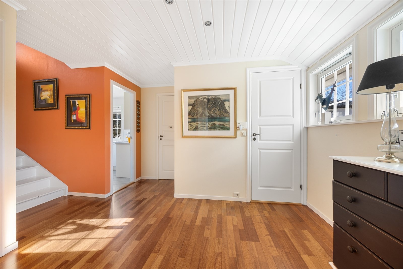 Hall/trappeoppgang opp til boligens 2.etasje Galleribilde