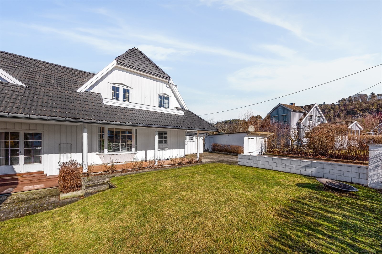 Nydelig, romslig og solrik tomt på 1 430,4 kvm som er rikt beplantet og opparbeidet rundt hele boligen med plenarealer, variert beplantning og store terrasseområder. Galleribilde