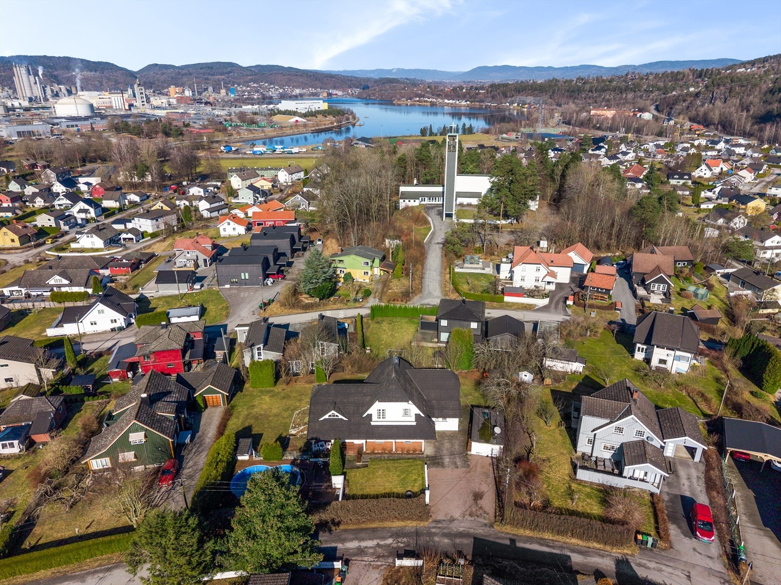 Eiendommen ligger tilbaketrukket, usjenert og solrikt til på stedet "Grønstein" i et attraktivt og barnevennlig boligområde på Herøya. Galleribilde