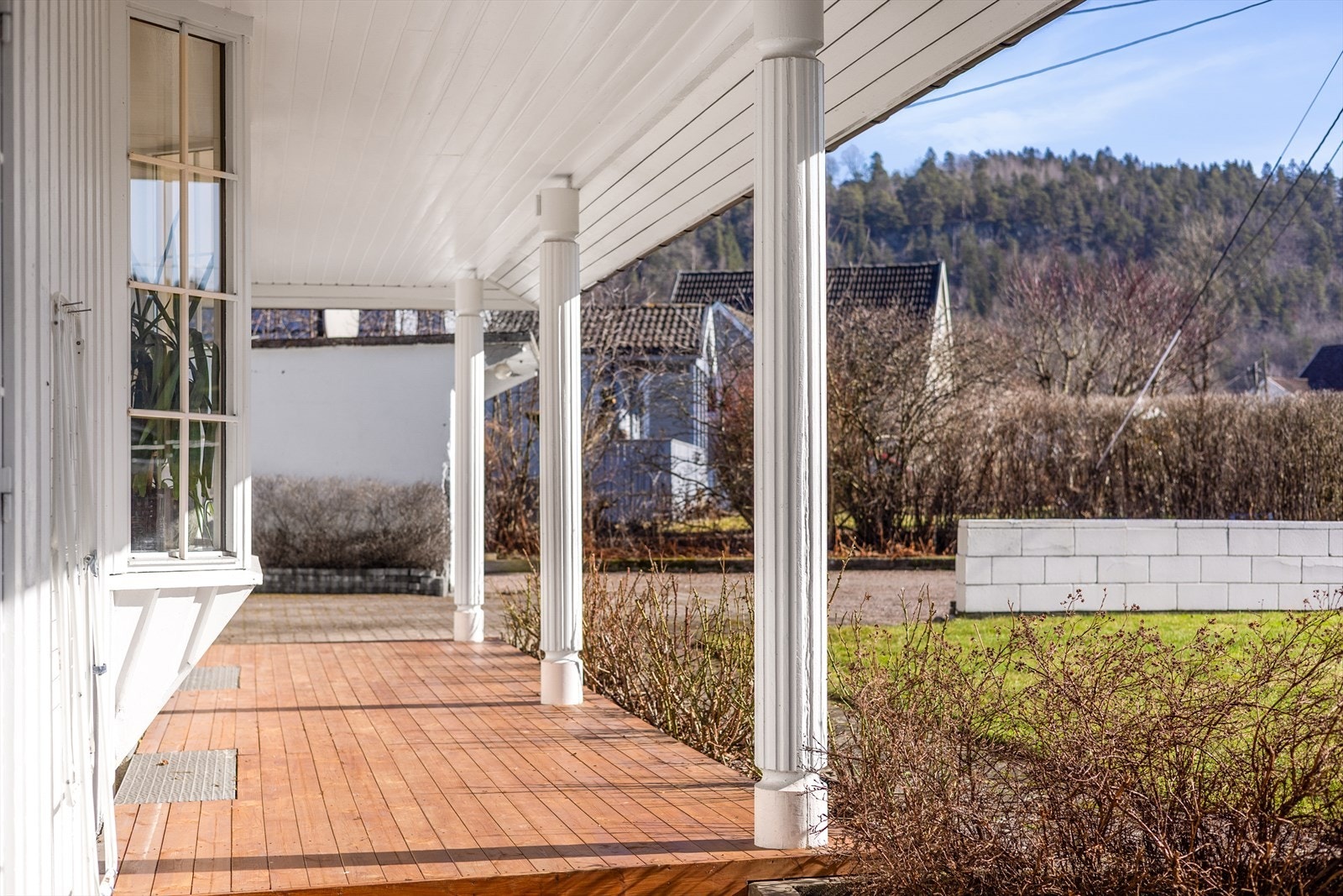 Terrassen strekker seg langs to sider av boligen, og frem til et stort og solrikt terrasse- og bassengområde. Galleribilde