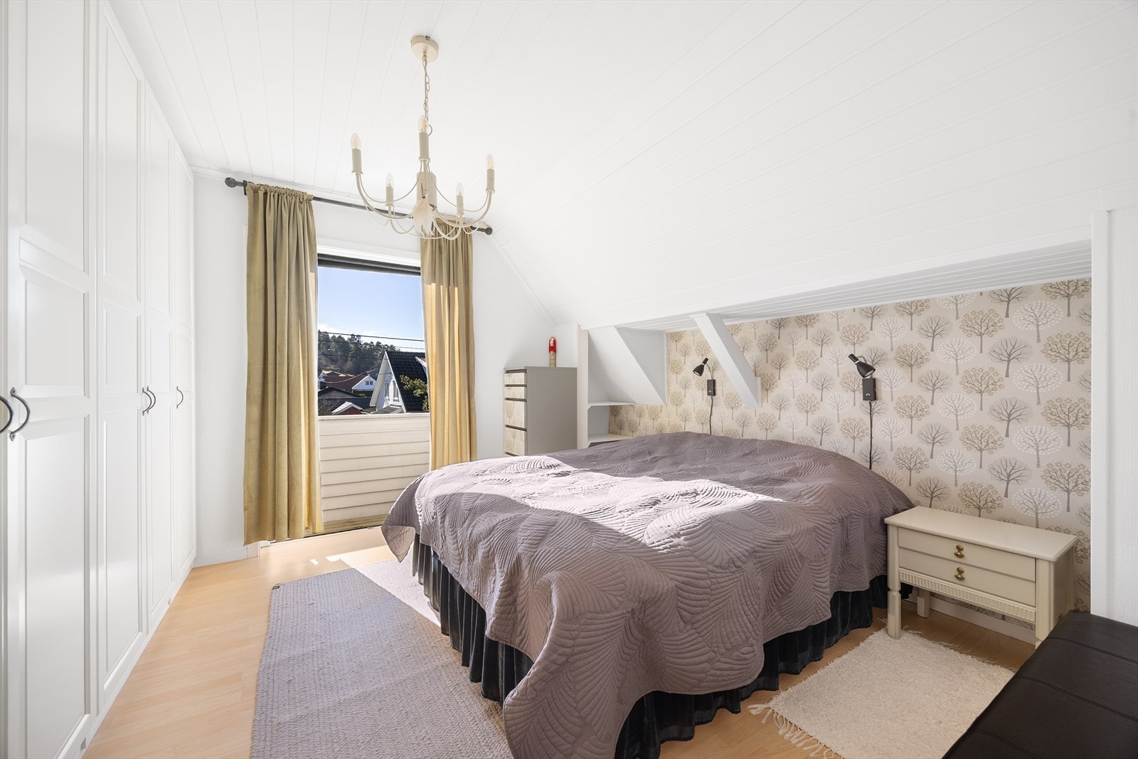 Hovedsoverommet har god plass til dobbeltseng, og garderobeskap for klesbeholdningen. Galleribilde