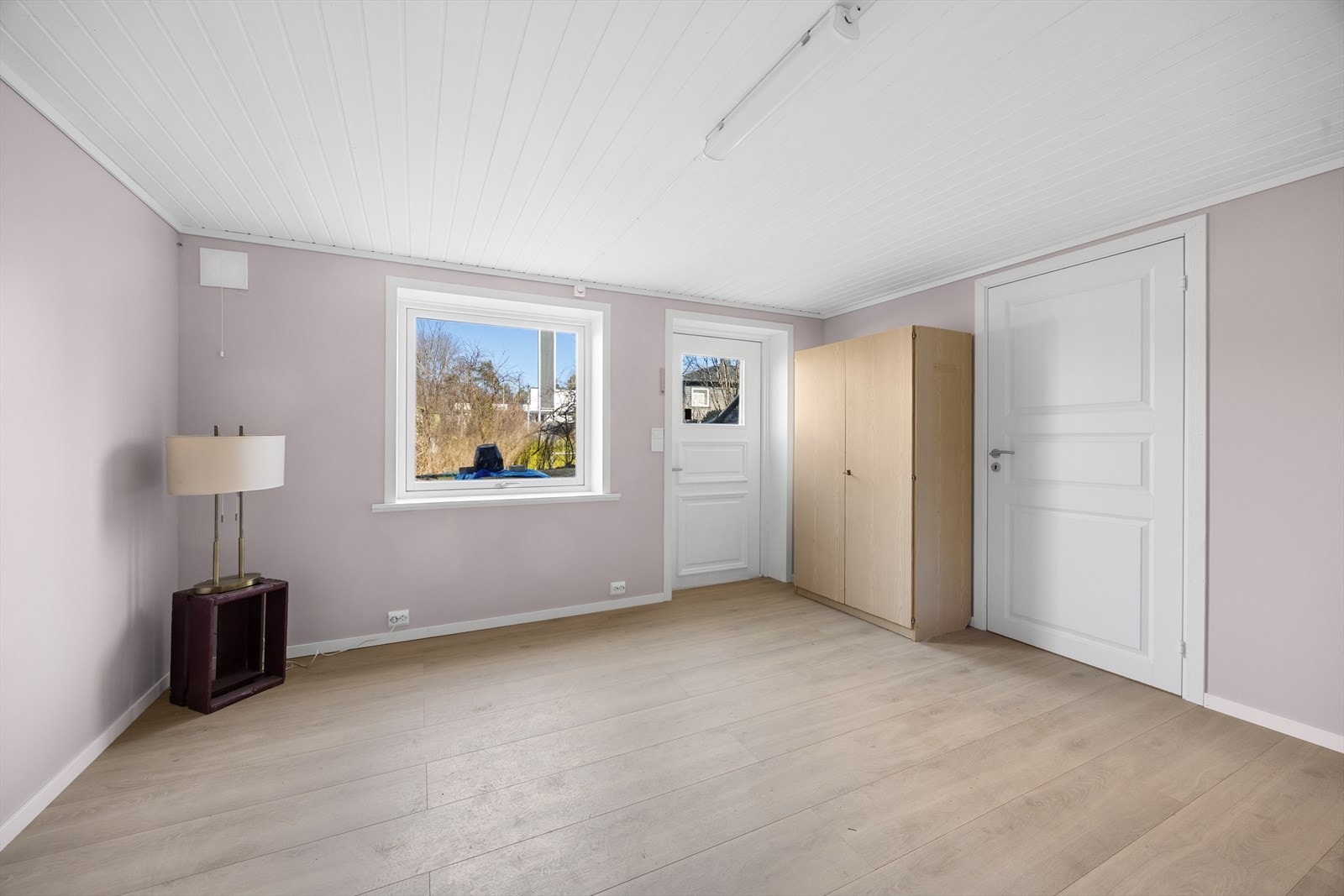 Fra hybeldelen er det egen utgang til hagen. Inneholder stue, bad og et enkelt kjøkken. Galleribilde