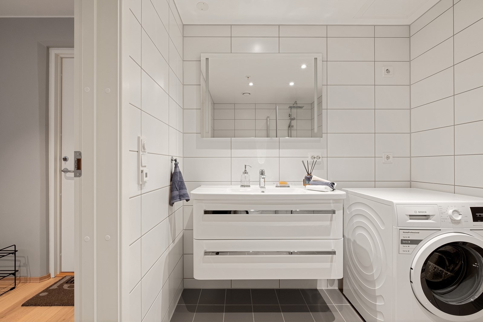 Badet ligger på andre siden av soverommet og er helfliset. Galleribilde