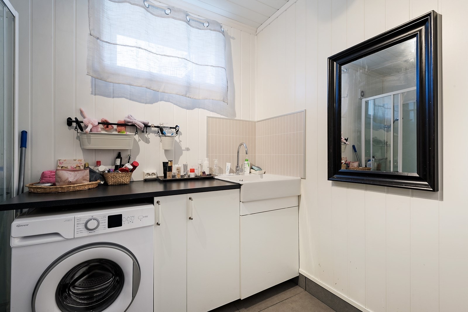 Opplegg for vaskemaskin på badet. Galleribilde