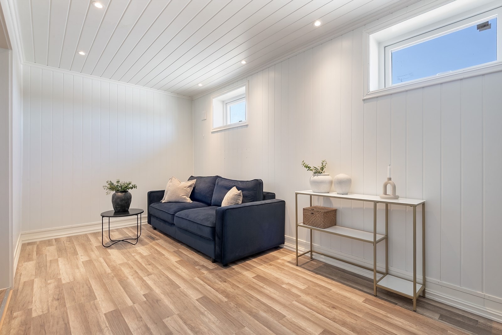 Kjellerstue med spottere i taket. Galleribilde