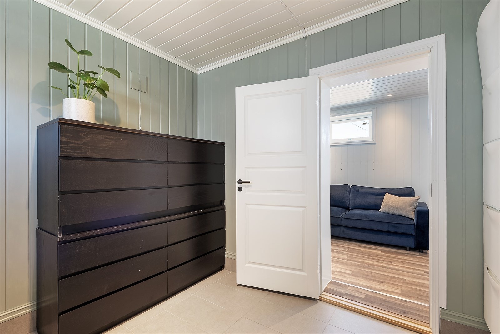 Dør mellom vaskerom og stue. Galleribilde