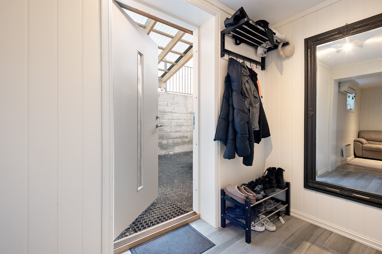 Overbygget inngangsparti i underetasjen. Galleribilde