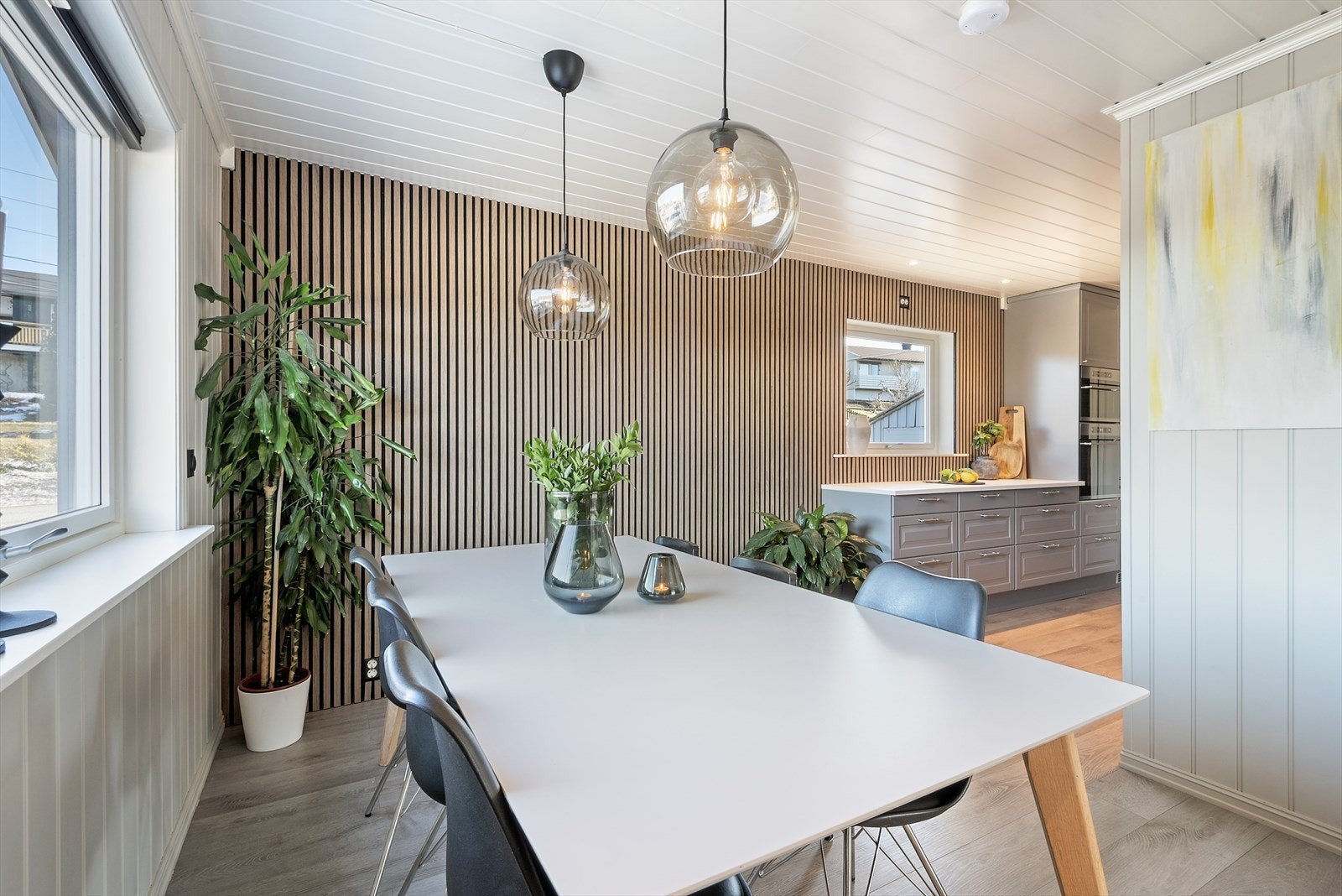 Fin plass til spisestuemøblement i tilknytning til kjøkkenet. Galleribilde