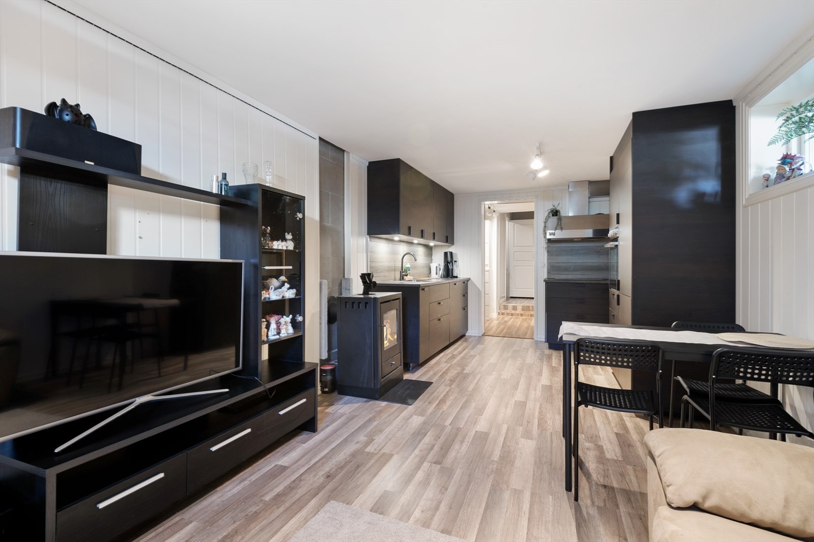 Plass til spisebord og sofa i åpen løsning med kjøkken. Galleribilde