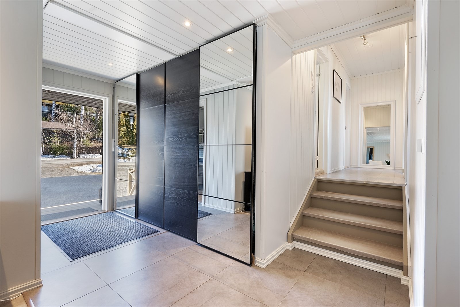 Skyvedørsgarderobe i gangen. Galleribilde