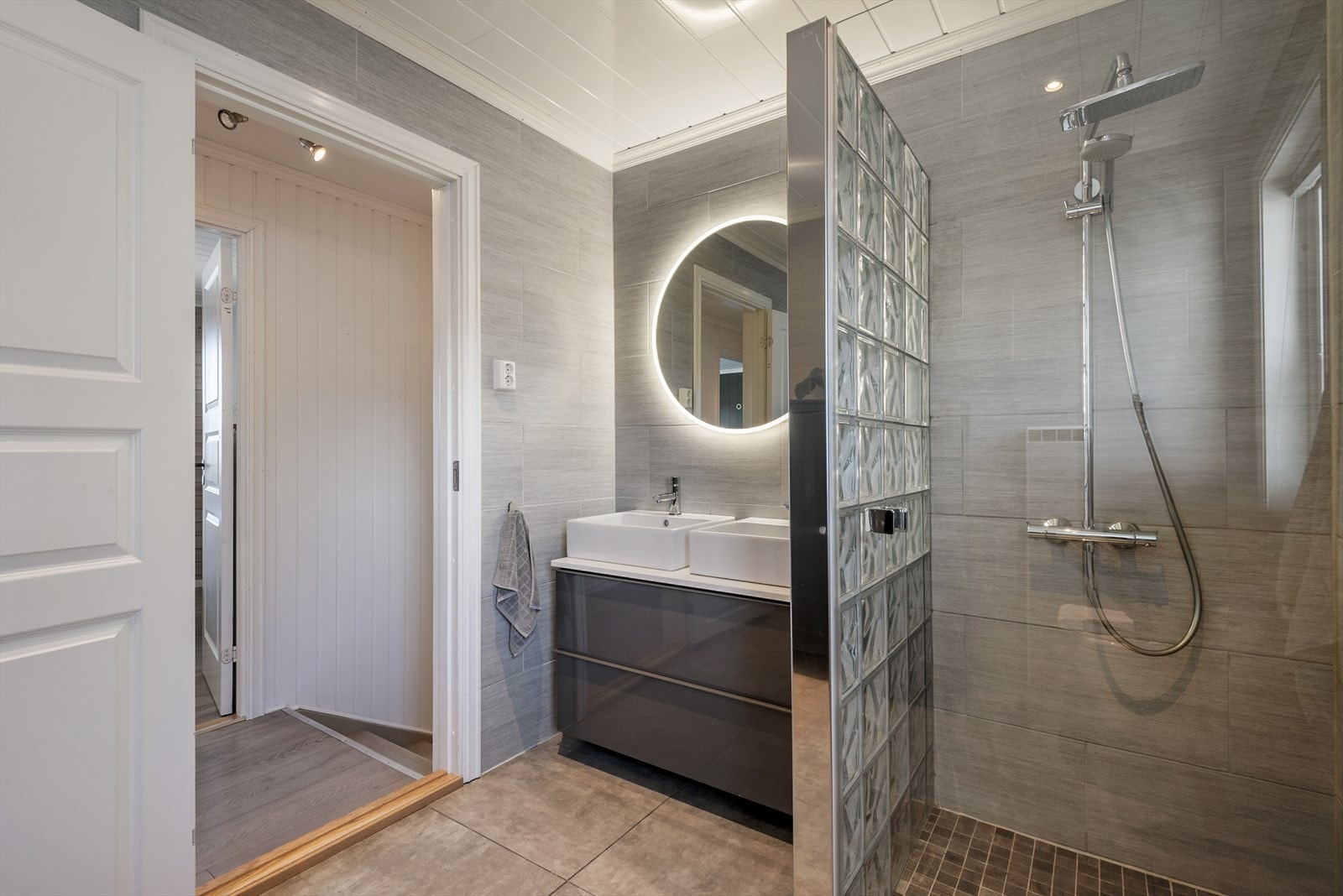 Mørk innredning med to servanter. Galleribilde