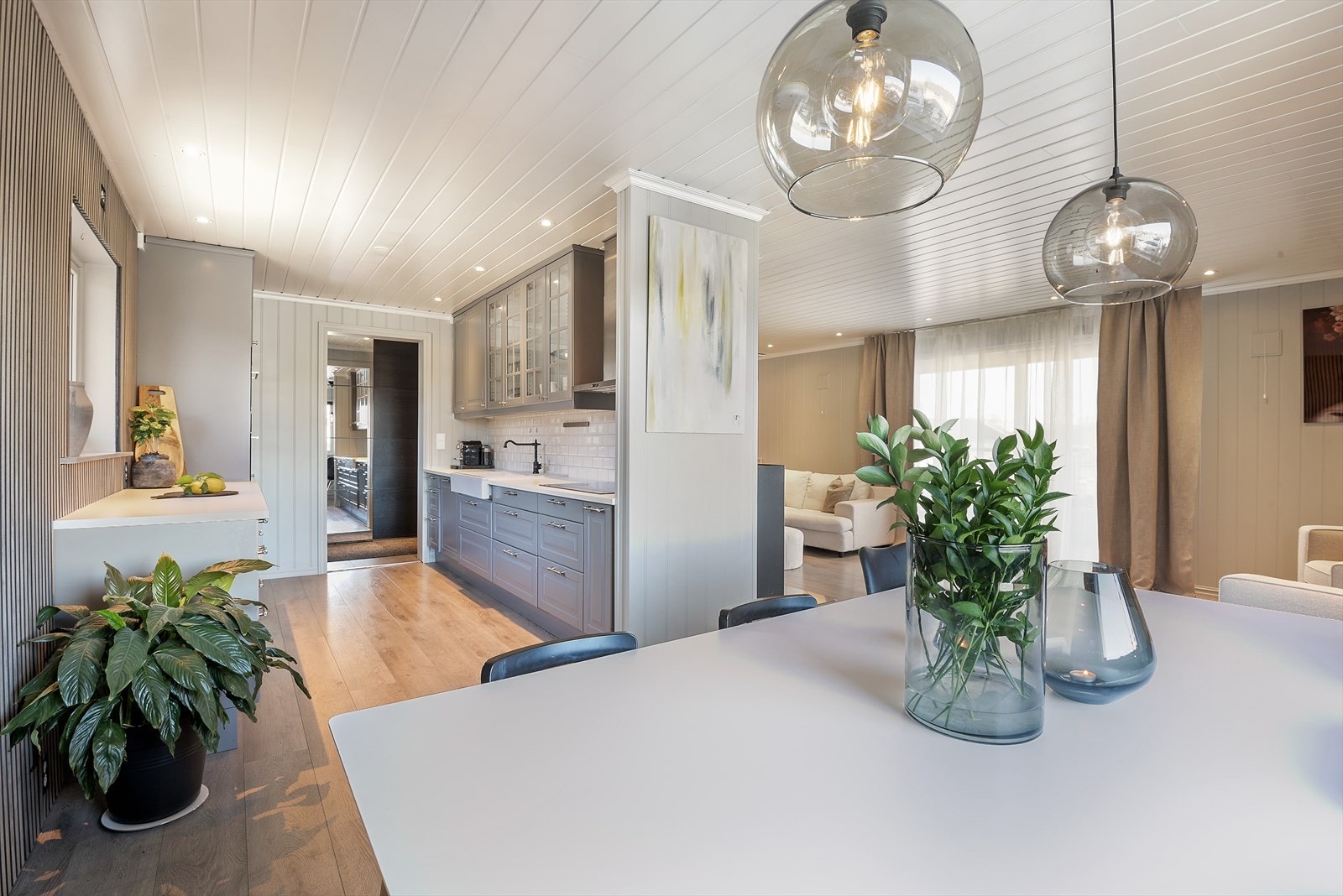 Åpen løsning mellom kjøkken og stue. Galleribilde