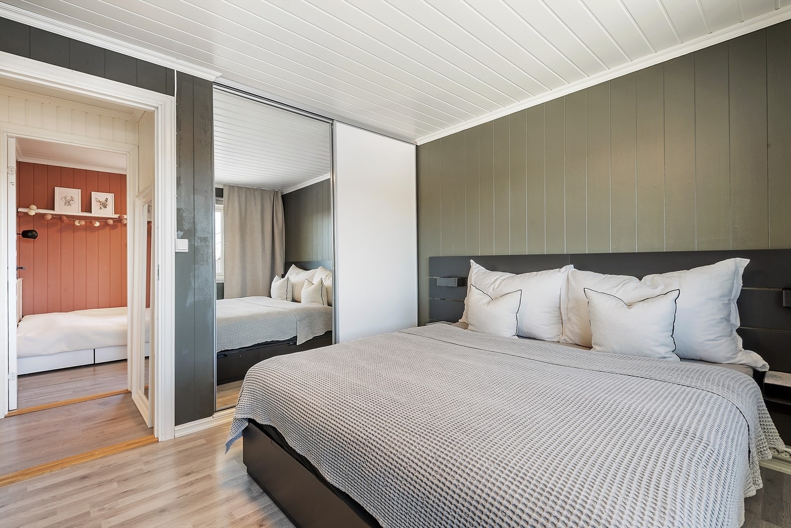 Plassbygd skyvedørsgarderobe. Galleribilde