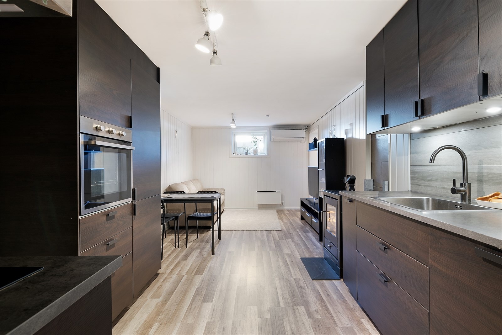 Mørk kjøkkeninnredning. Galleribilde