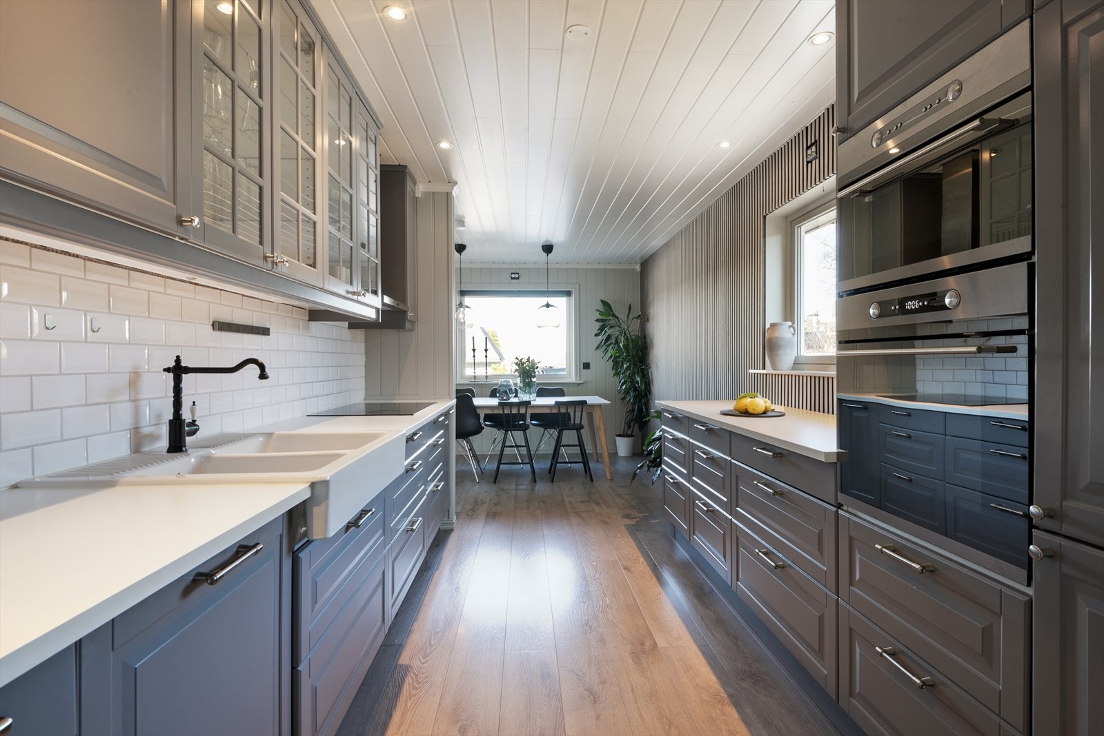 Stort og smakfullt kjøkken. Galleribilde