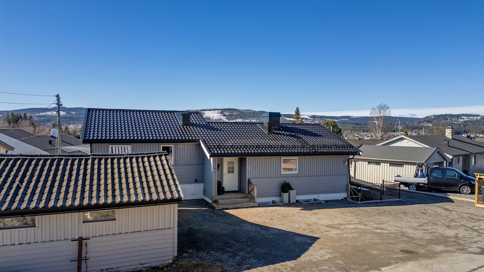 Gruset gårdsplass. Galleribilde