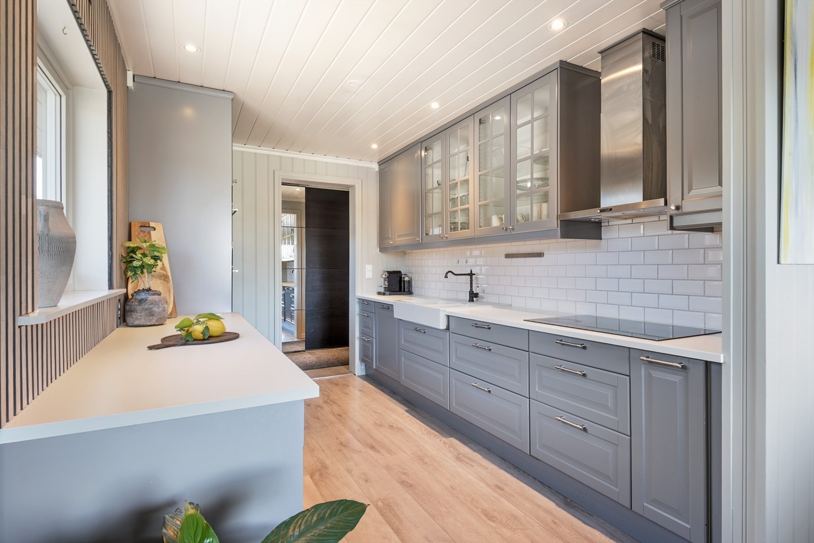 Godt med skap- og benkeplass. Galleribilde