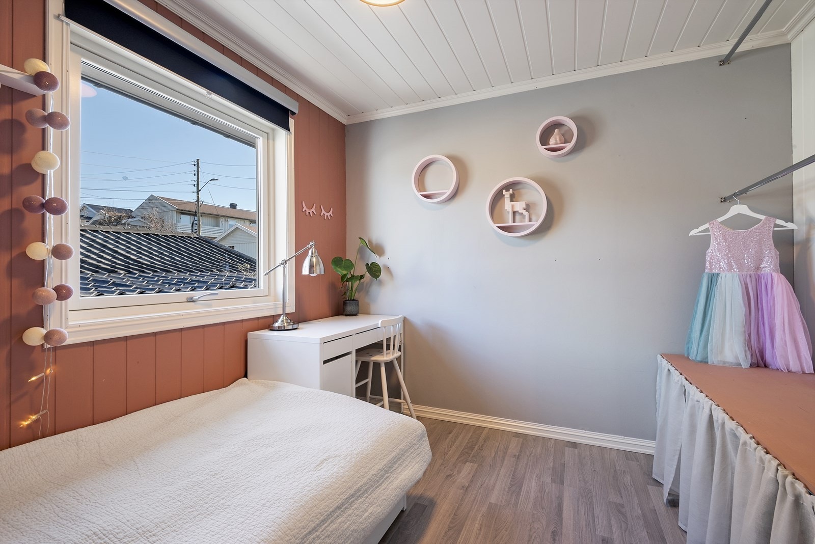 Plass til seng og skrivebord. Galleribilde