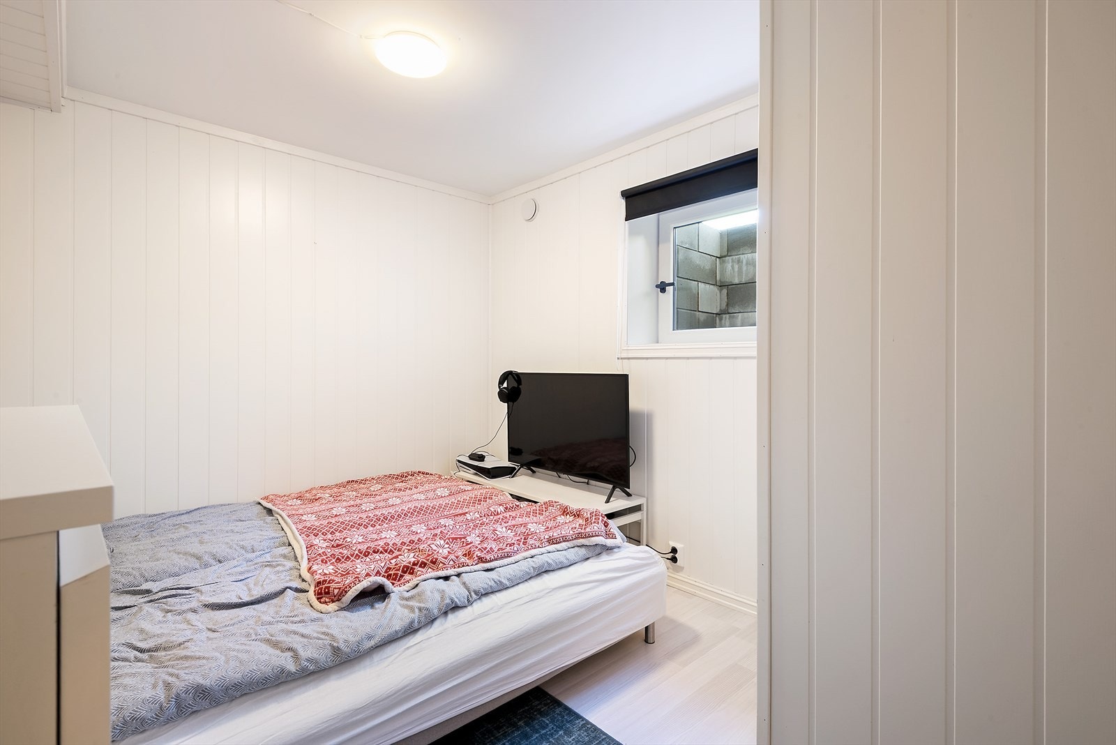 Rom I i underetasjen. Pågående prosess med bruksendring i kommunen. Galleribilde