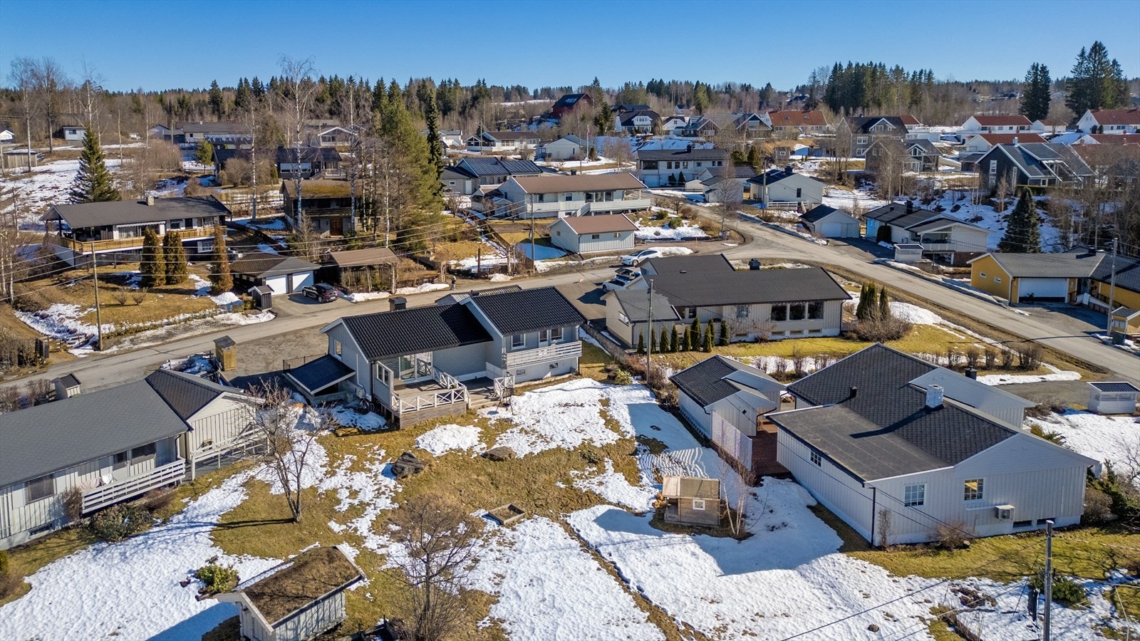 Enebolig med romslig tomt. Galleribilde