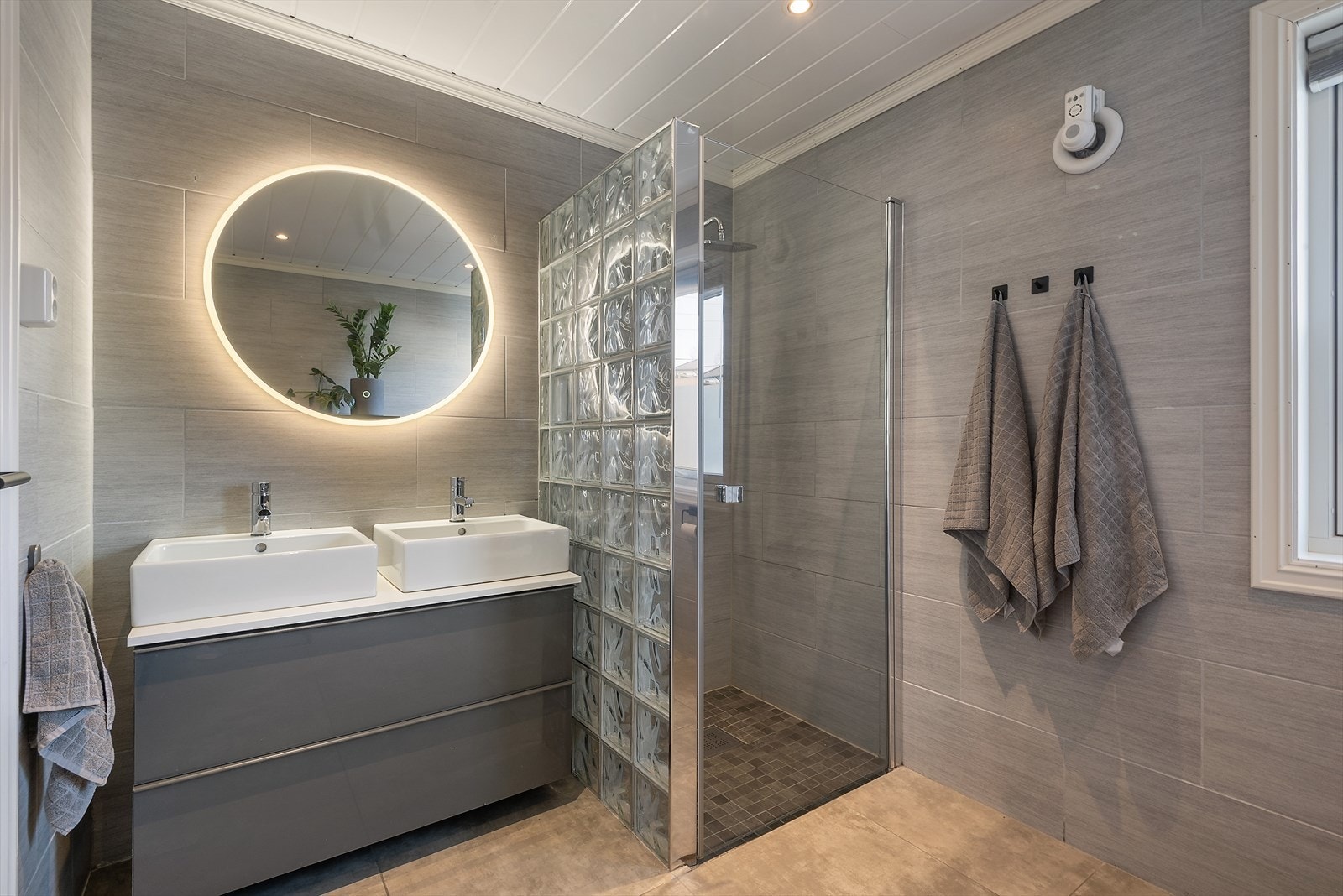 Pent bad med dusjnisje. Galleribilde