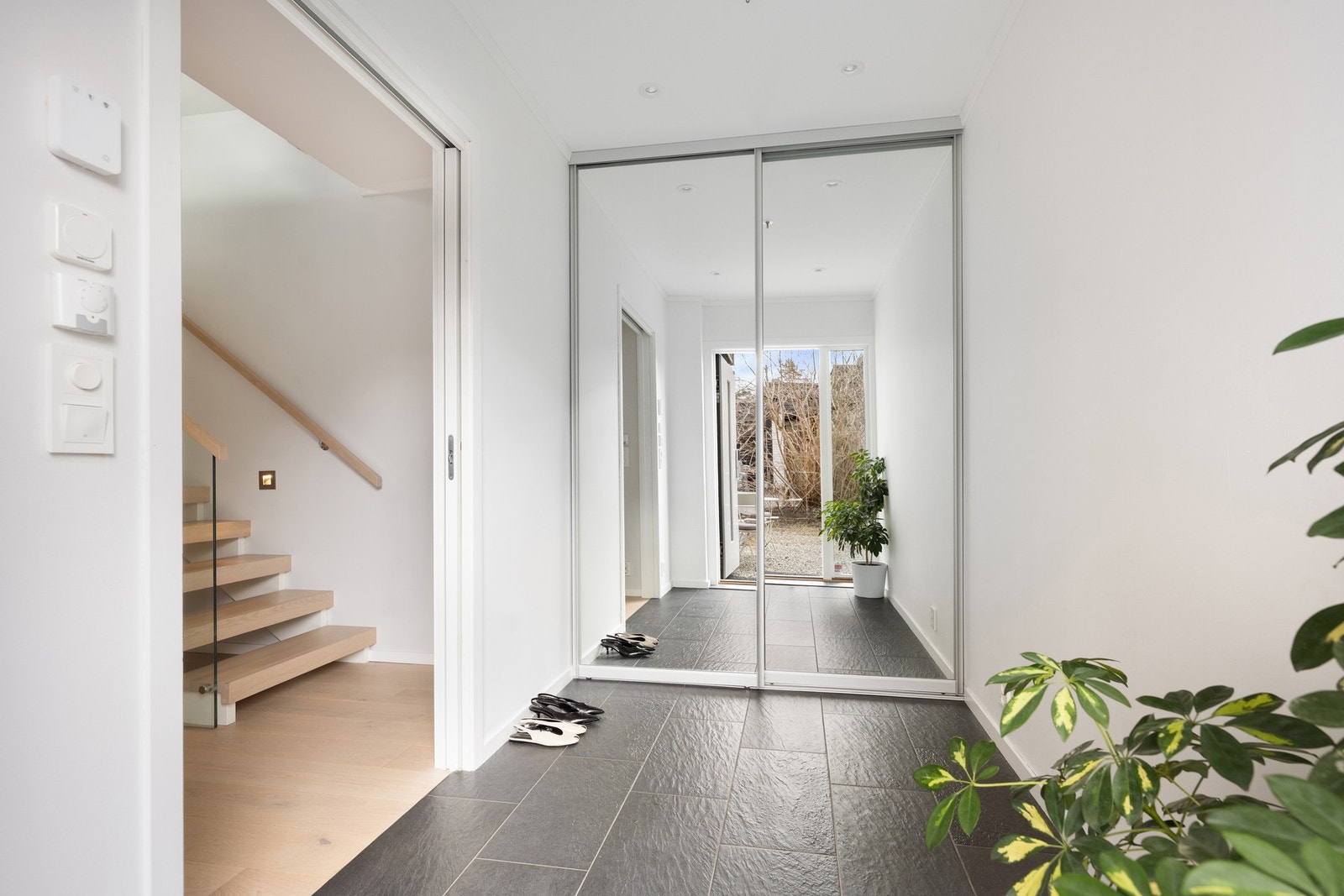 Det første som møter deg er en lys og innbydende entré med god plass til oppbevaring av yttertøy og sko. Praktiske flislagte gulv gjør rommet slitesterkt og enkelt å holde rent. Galleribilde