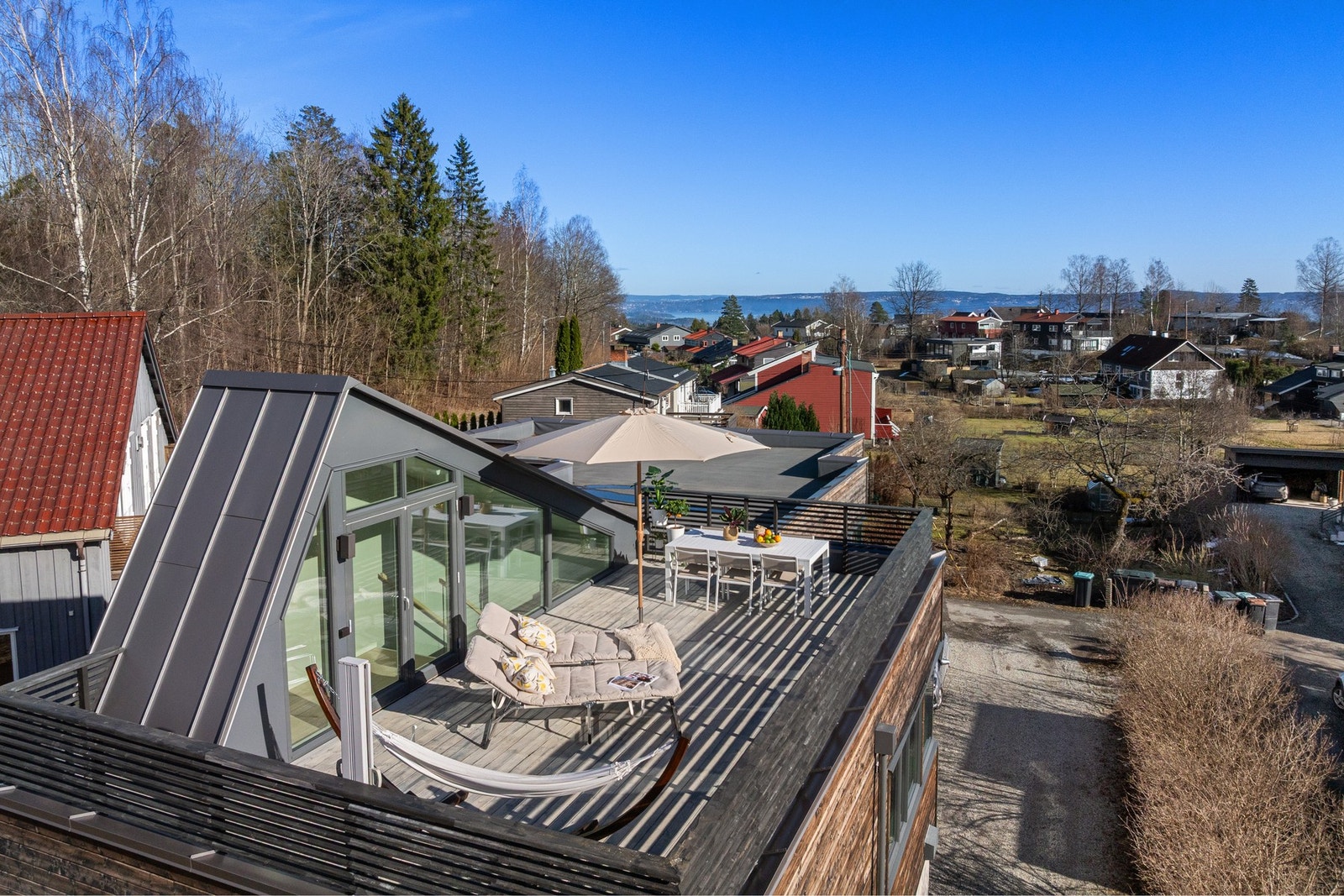 Romslig uteplass med god plass til solsenger og flere sittegrupper. Galleribilde