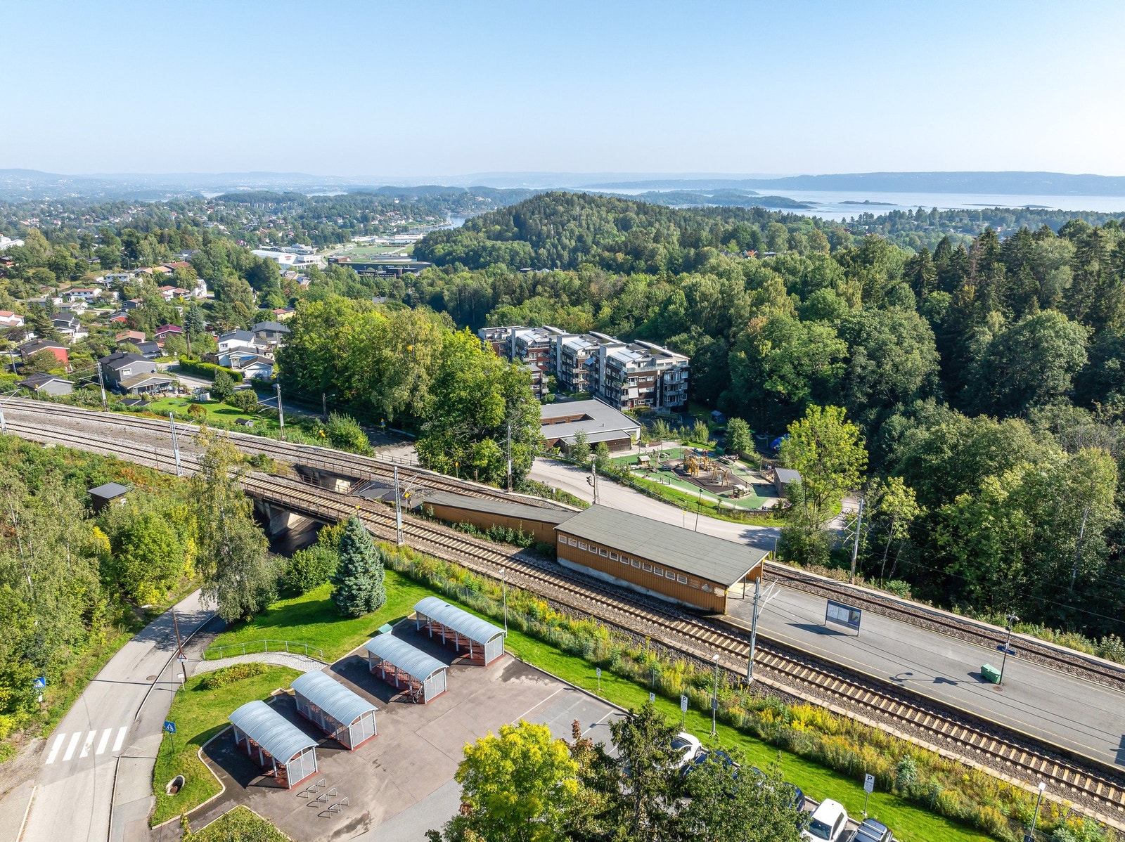 Togstasjon innen gangavstand. Galleribilde