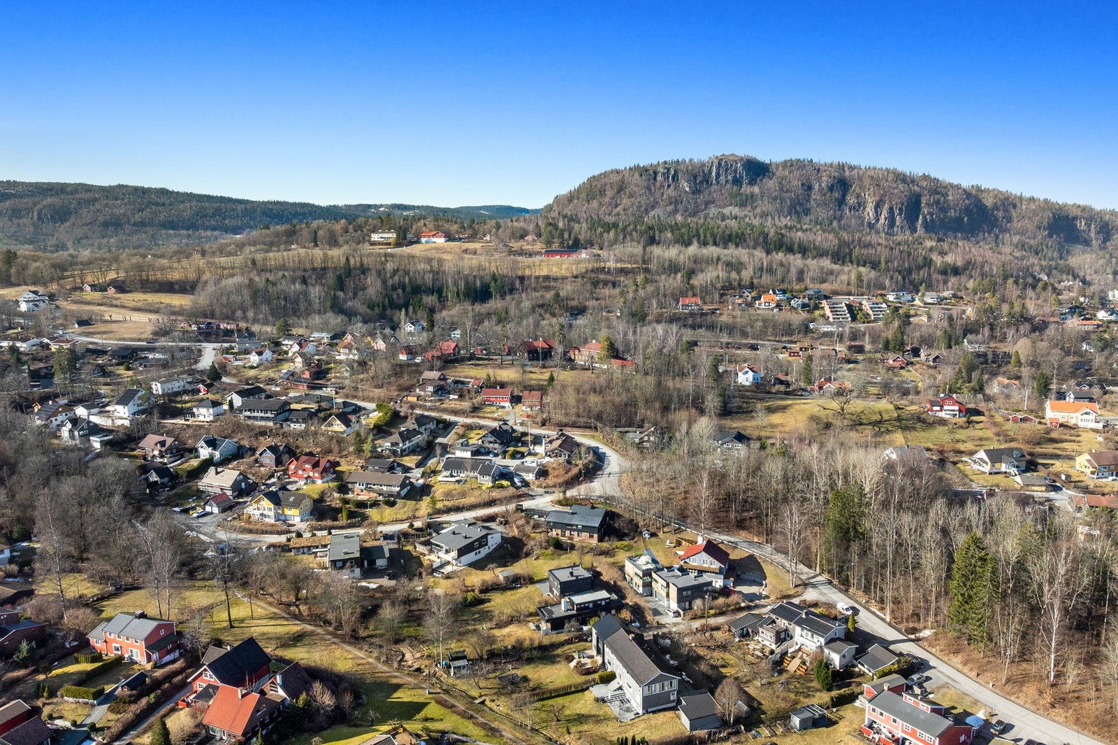 Tur og ski i marka. Skaugumsåsen i bakgrunnen. Galleribilde