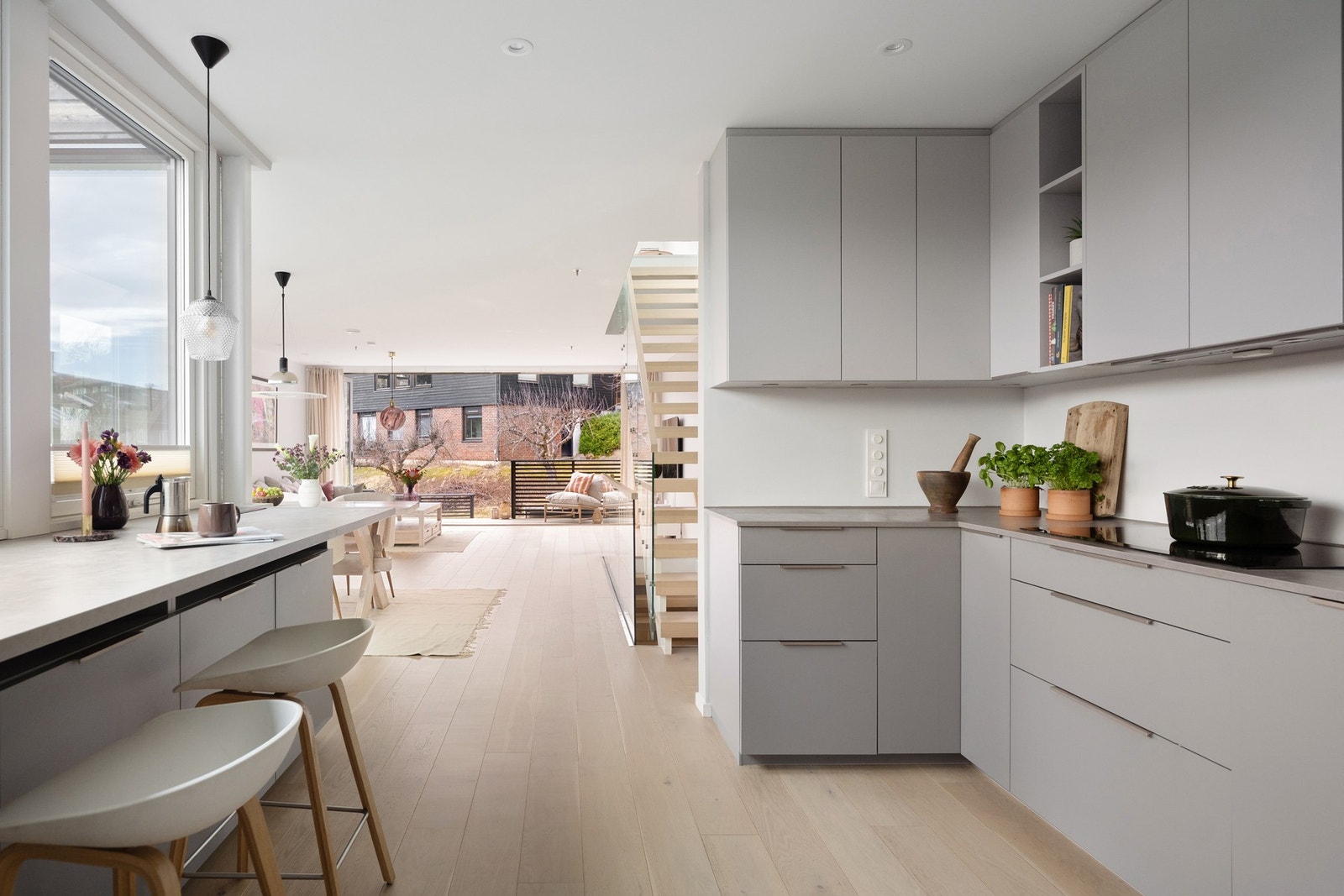 Åpen løsning mellom kjøkken, spisestue og stue gir en luftig og sosial romfølelse. Galleribilde
