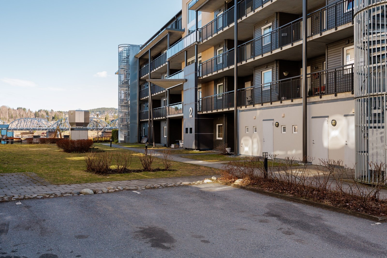 Eiendommen ligger i et særdeles sentralt og attraktivt boligområde nede ved Glomma ved Fetsund sentrum i Lillestrøm kommune. Beliggenheten er idyllisk med brygge, båtplasser og badeplasser i umiddelbar nærhet. Galleribilde