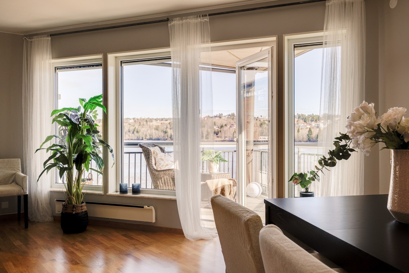 Fra kjøkken og spisestuen er det adkomst til balkong nr 2. Galleribilde