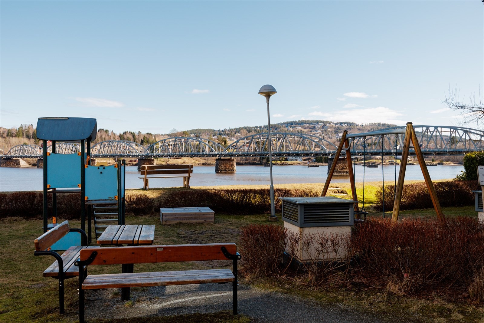 Her er det gode lekearealer for barn, med plass til både lek og sosialt samvær i trygge omgivelser. Galleribilde