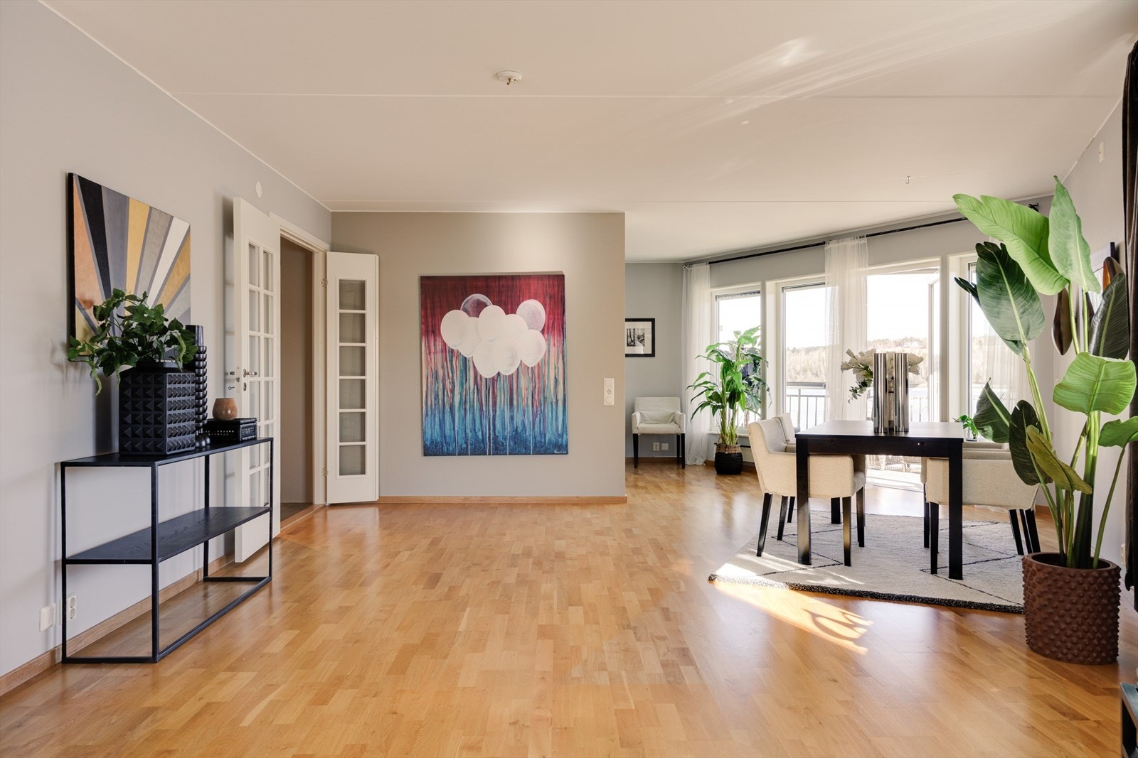 Stuen gir plass til et langbord eller inndeling i flere soner som f.eks lesekrok eller lignende. Galleribilde