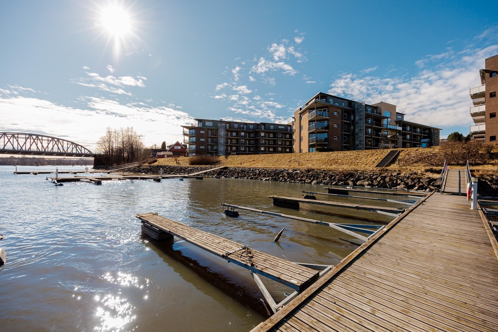 Beliggende idyllisk ved Glomma, med brygge, badeplasser og kort gangavstand til Fetsund sentrum, togstasjon og servicetilbud. Galleribilde
