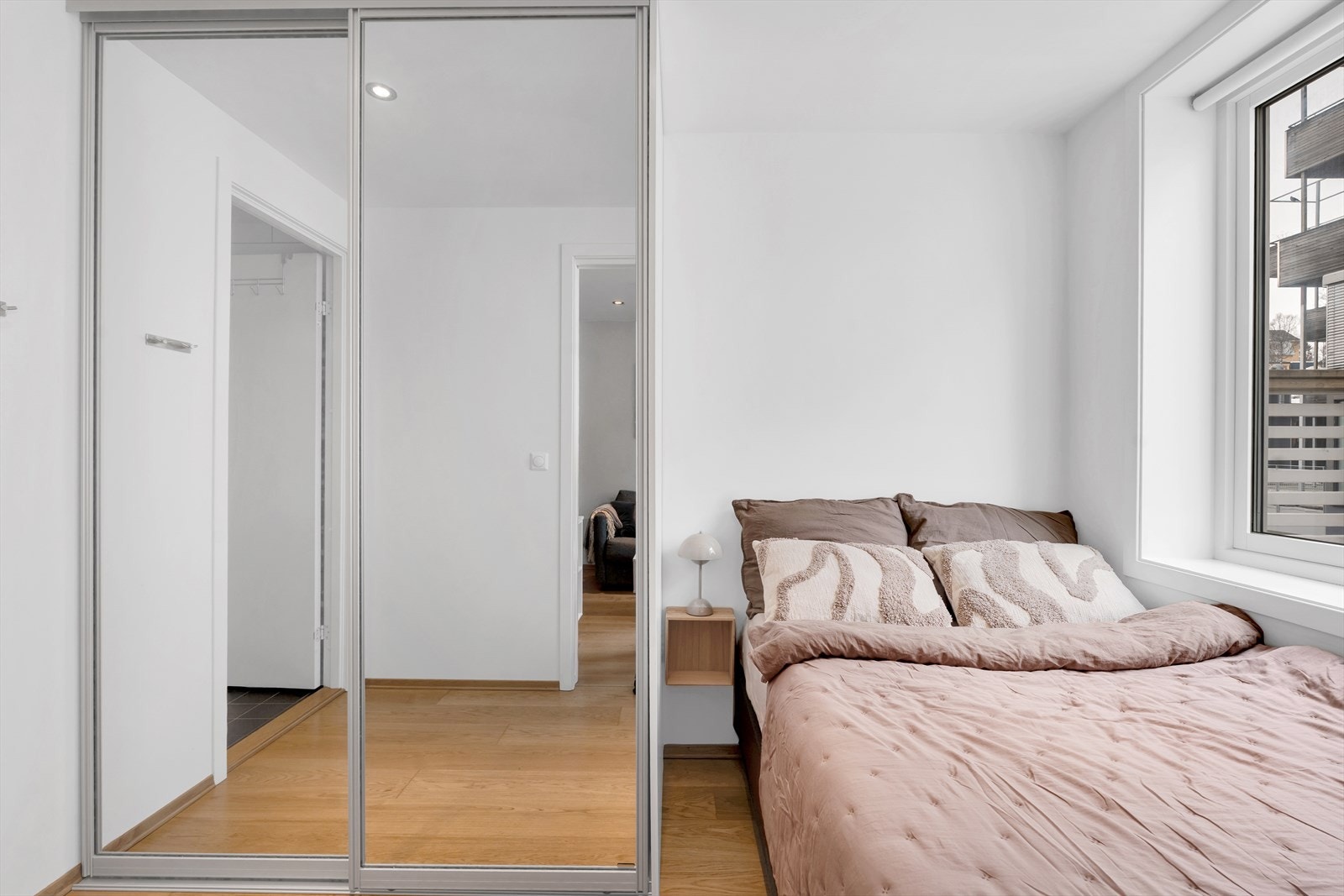 Innredet med praktisk skyvedørsgarderobe med god oppbevaringsplass. Galleribilde