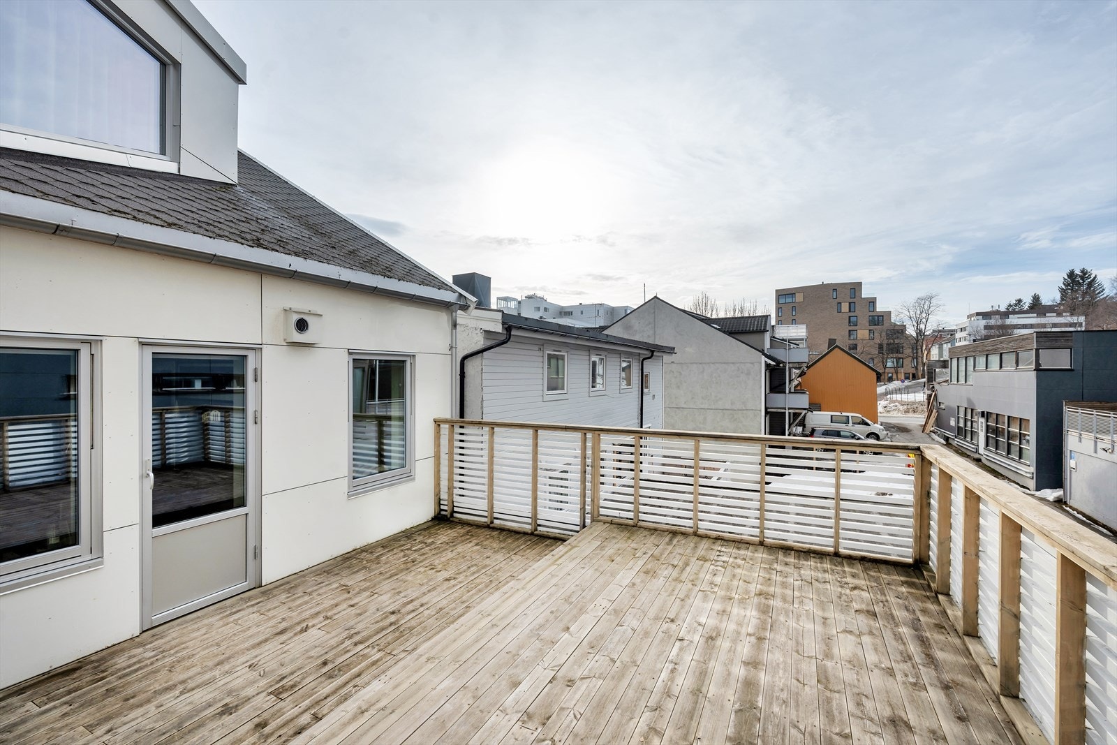 Her kan du nyte flotte solforhold! God plass til sittegruppe og annet ønsket utemøblement. Galleribilde