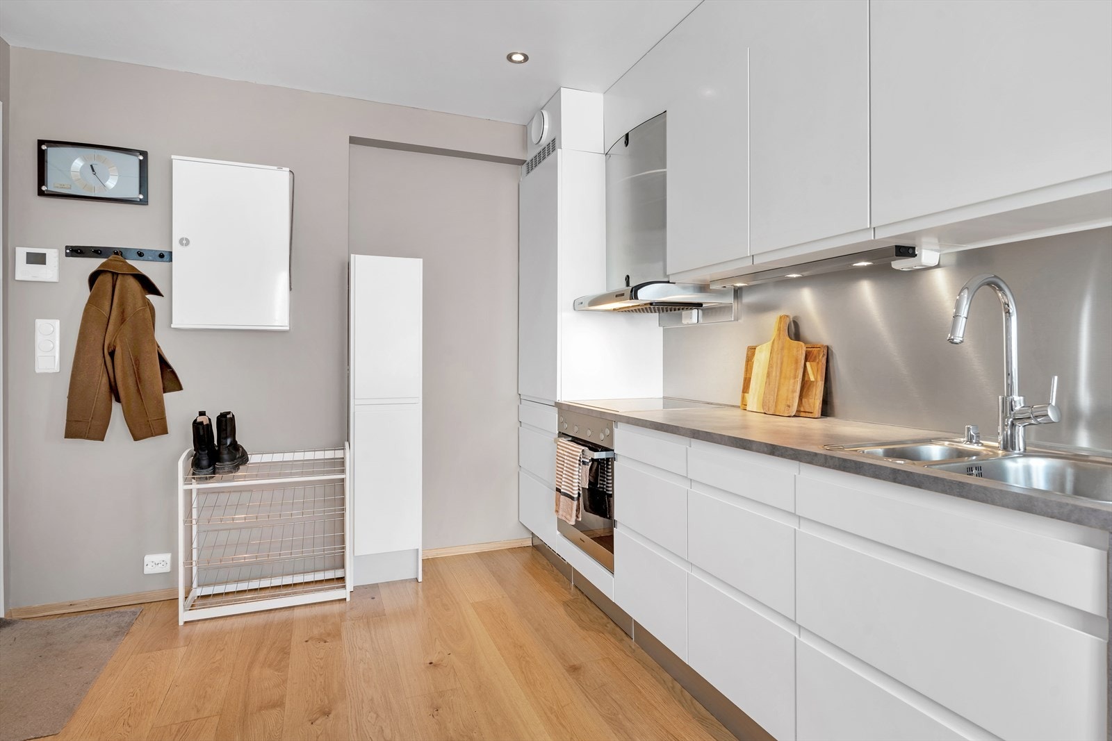 Rikelig med oppbevaringsplass i skuffer og skap. Galleribilde