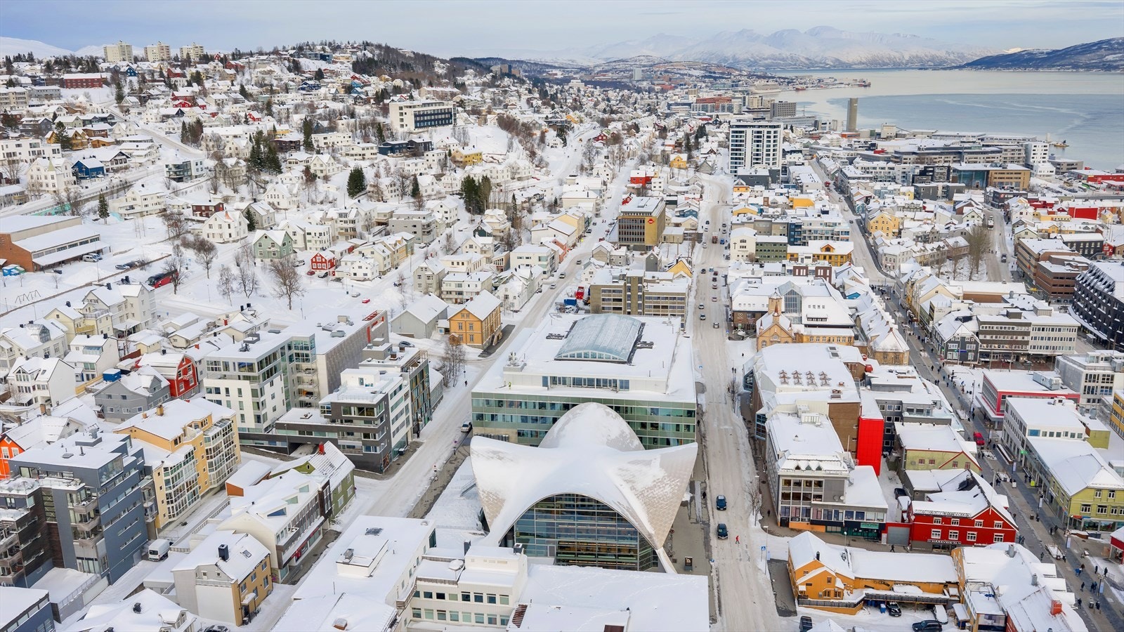 Busstopp finner du også like ved, med hyppige ruter til alle byens knutepunkter, eksempelvis UNN/UiT, Jekta/K1 og flyplassen. Galleribilde