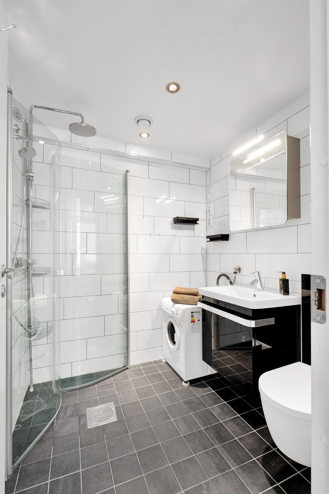 Lekkert og moderne bad, komplett flislagt med varmekabler i gulv. Galleribilde